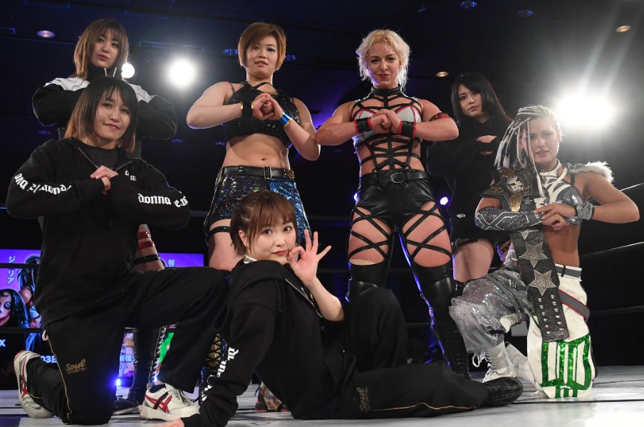 ジュリア率いるドンナ・デル・モンドは「女子プロレス版ロス・インゴ」なのか? ギラギラ感満載の“世界の女たち”が踏み込む刺激の坩堝<Number Web> photograph by Masashi Hara