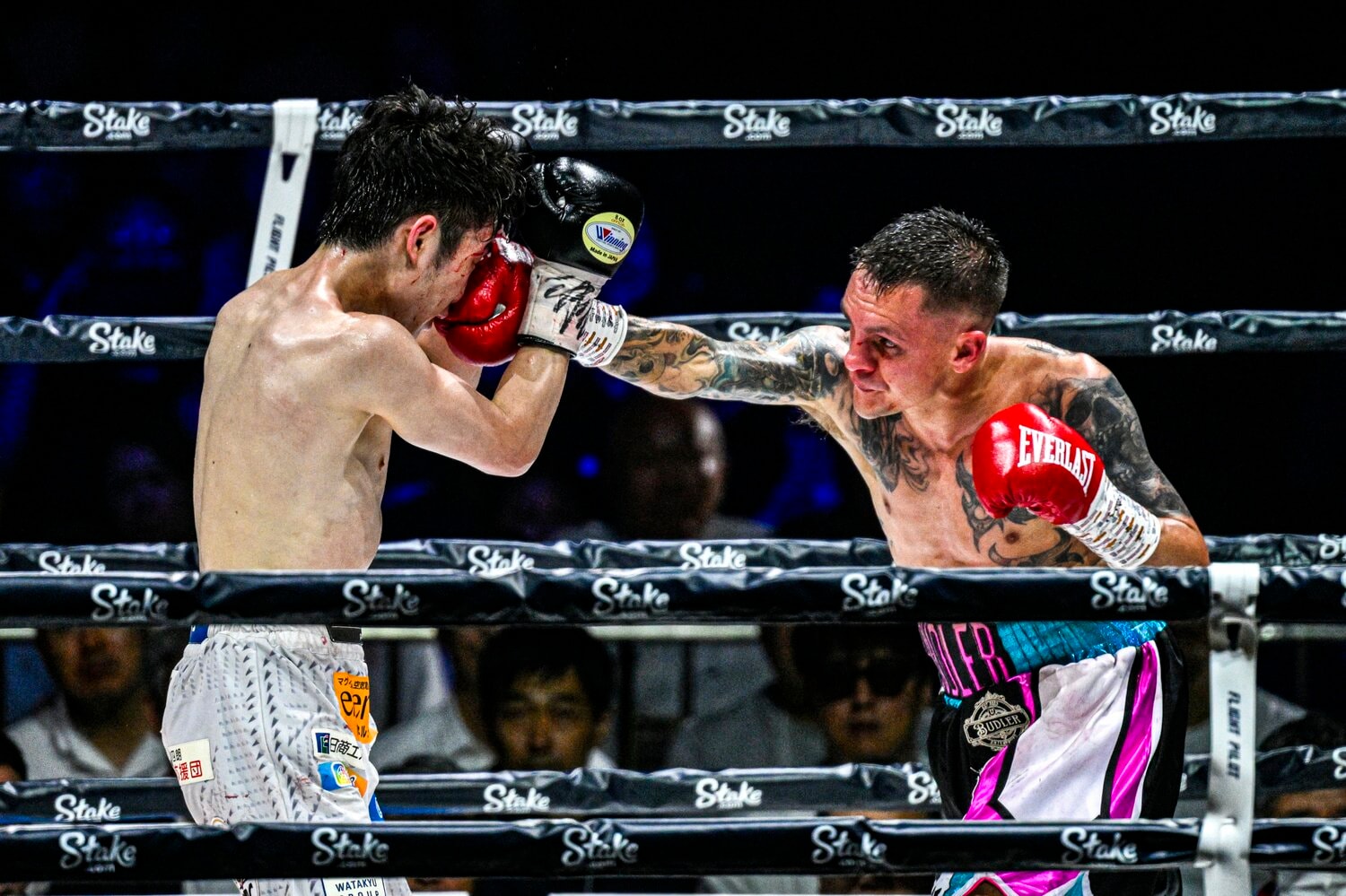 遠い距離から右ストレートを放つヘッキー・ブドラー ©Takuya Sugiyama