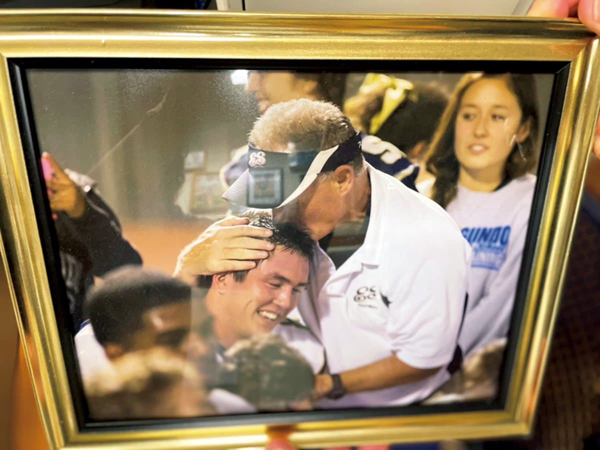 高校恩師・シェブリンさんがヌートバーの頭にキスしている印象的な1枚　©︎Akiko Yamawaki