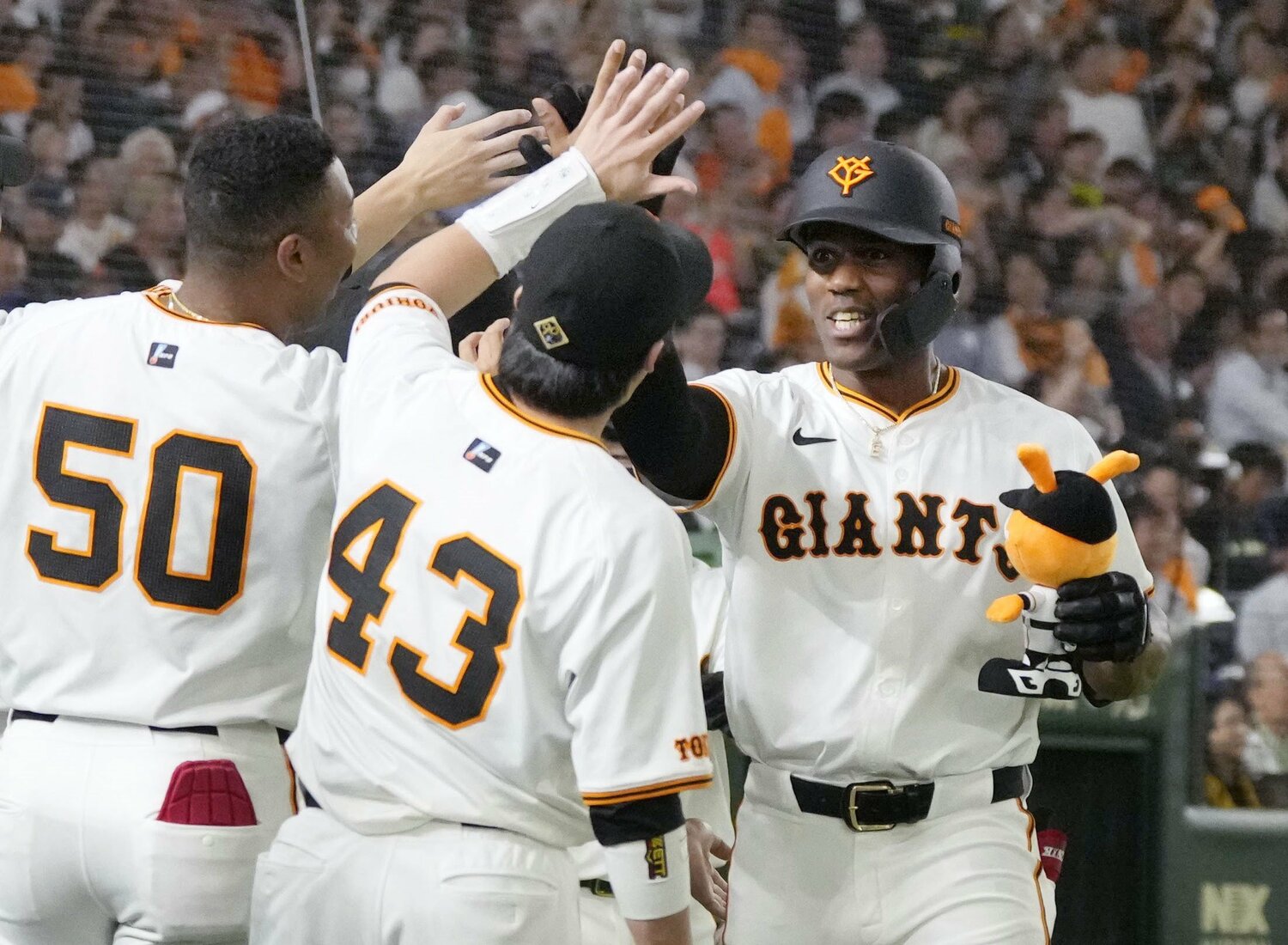 5月30日のソフトバンク戦で来日第1号を放った新外国人のヘルナンデス ©KYODO