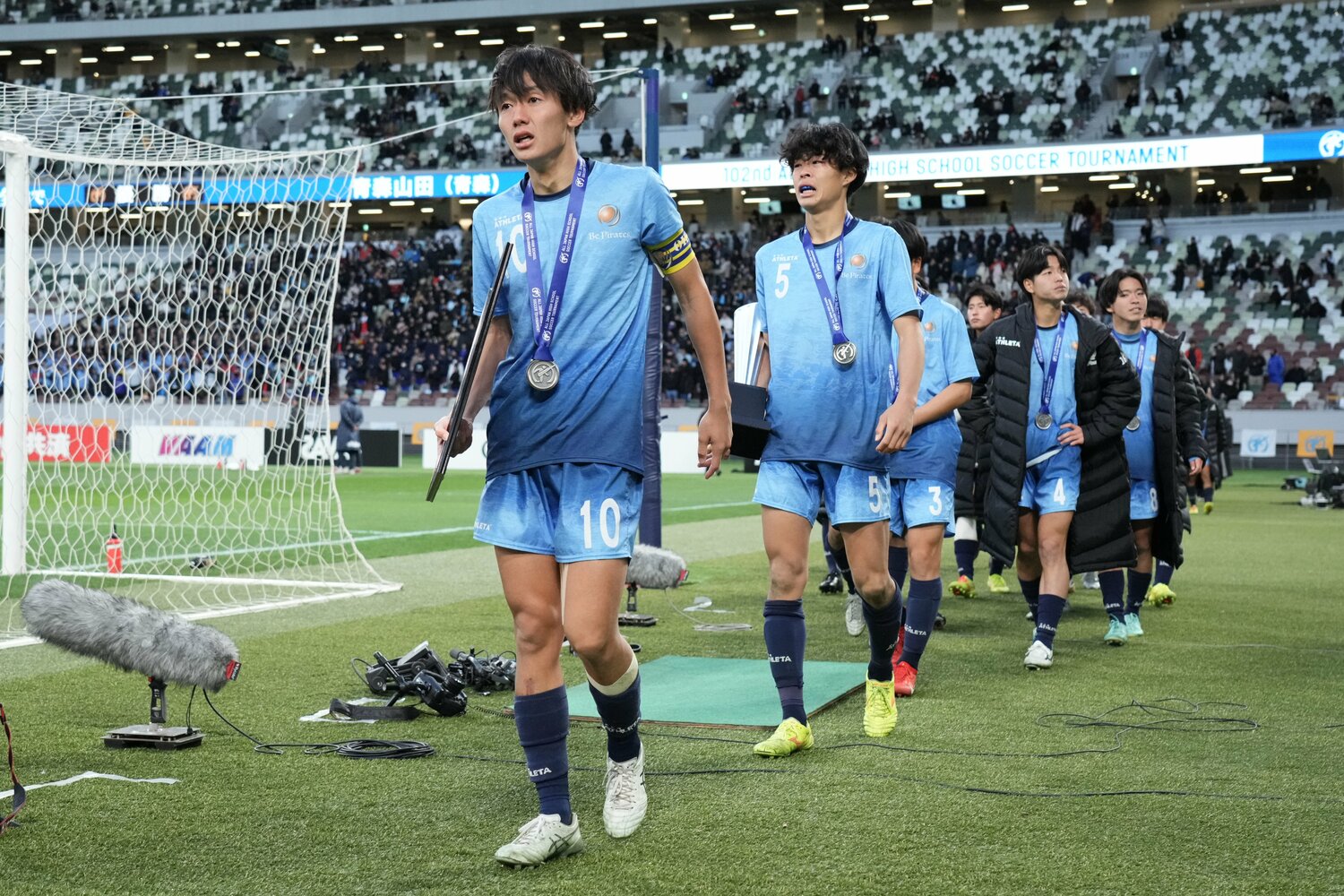 決勝で青森山田に敗れ、涙する近江・金山と西村　©︎Getty Images