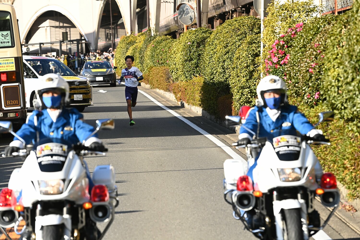 6区は監督を乗せた車は“山区間”で追走できず、残り3キロで大八木監督を乗せた白のワンボックスカーが後ろから合流する ©JMPA