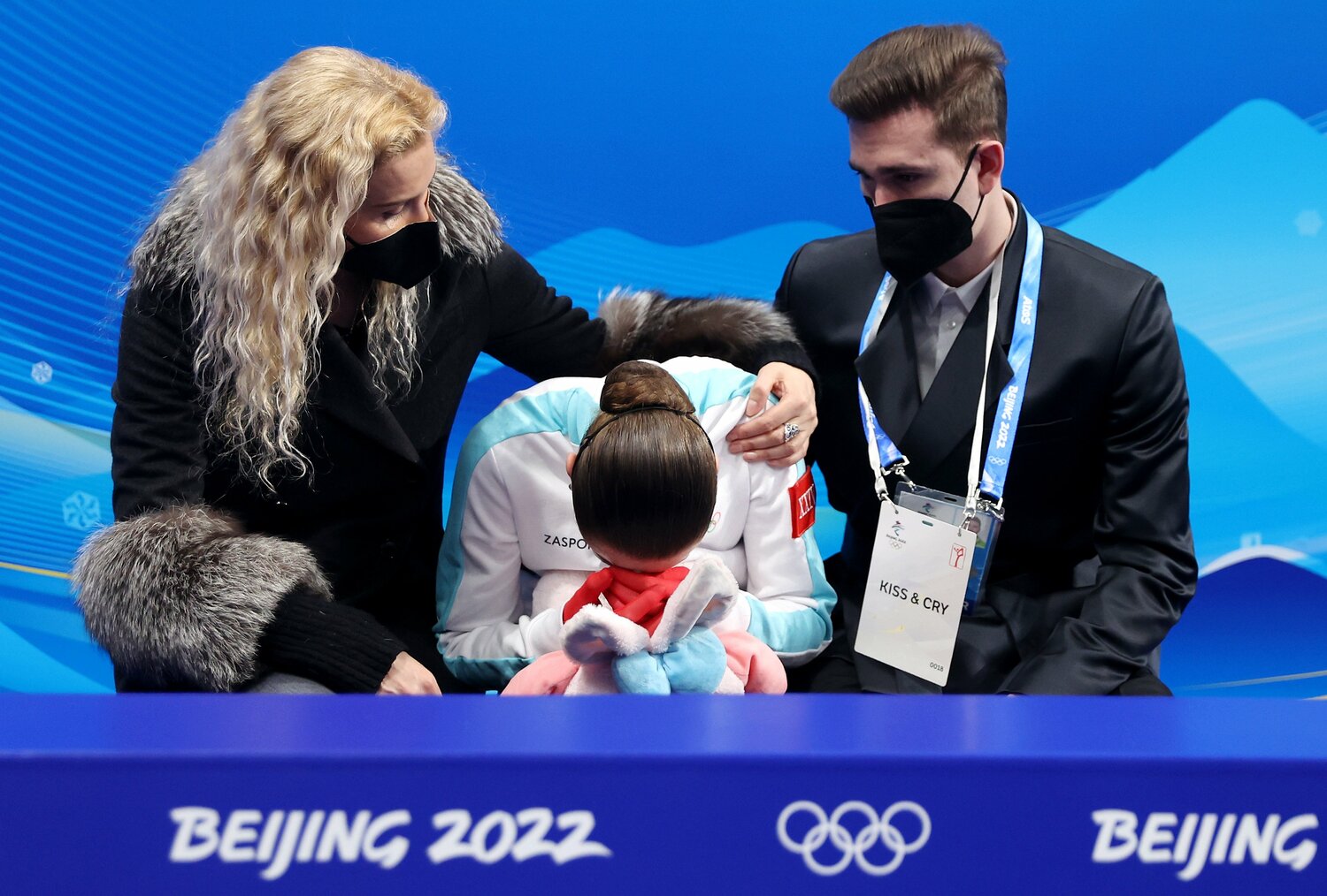 キスアンドクライで泣き崩れるワリエワ　©Getty Images