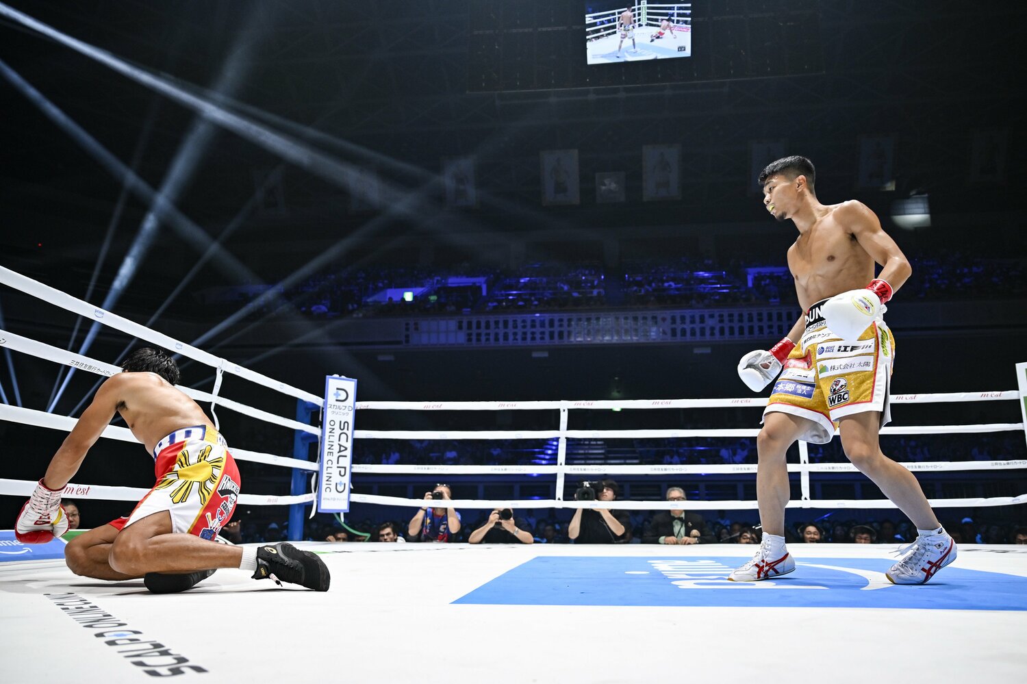 中谷潤人のボディを浴びて悶絶するアストロラビオ　©Hiroaki Yamaguchi