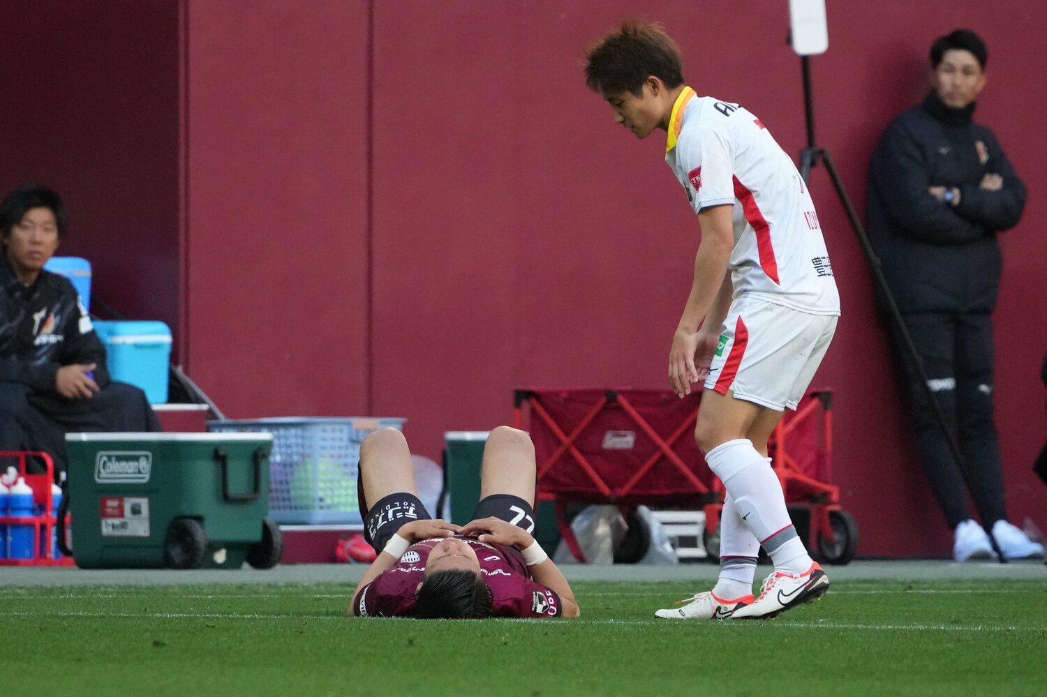 限界を迎えてピッチに倒れ込む佐々木大樹　©Masashi Hara