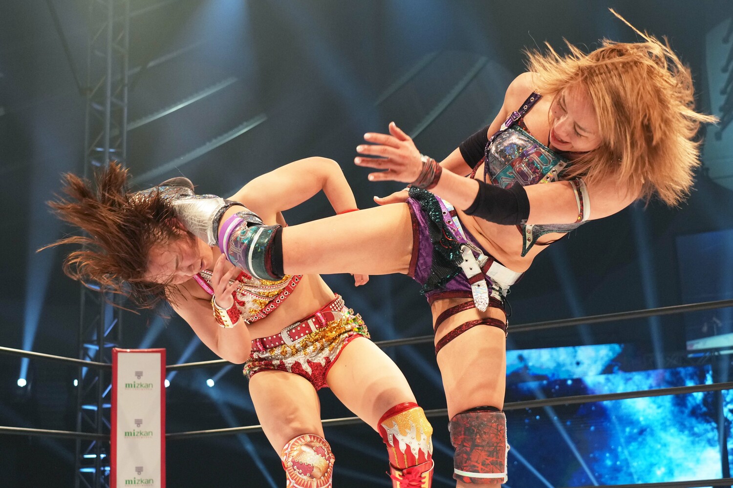 Sareeeの頭部にキックを叩き込む朱里　©Essei Hara