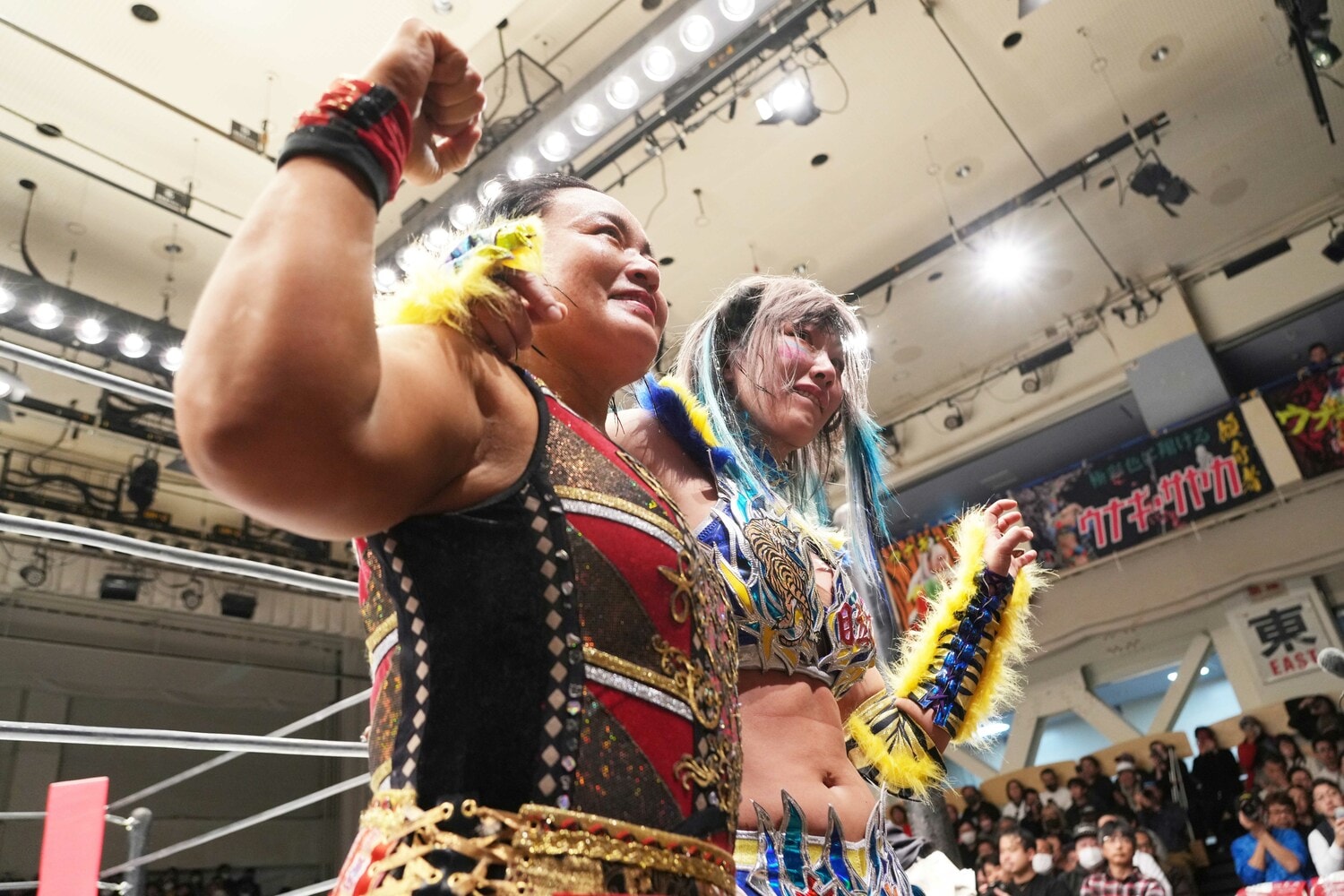 肩を組む里村明衣子とウナギ・サヤカ ©Essei Hara