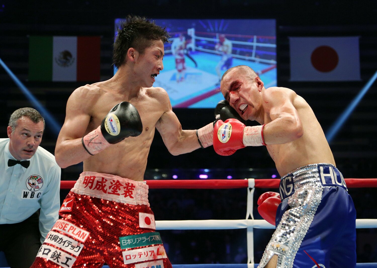 2014年4月、アドリアン・エルナンデスを圧倒する井上尚弥。プロ6戦目で世界王座を獲得した ©JIJI PRESS