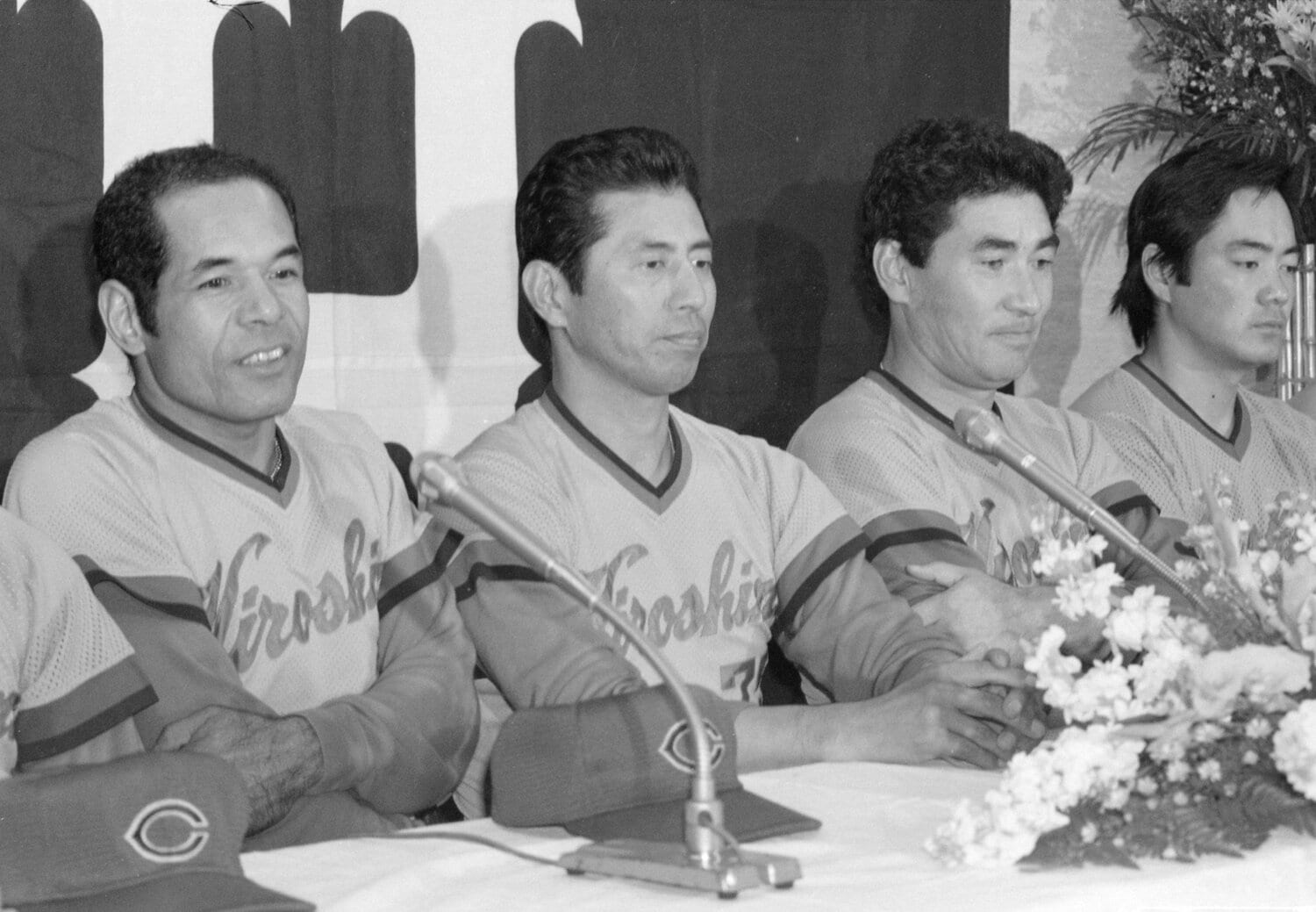 森保がマツダに入団する前年の1986年。セ・リーグ優勝し、記者会見する広島の衣笠祥雄（左端）ら。（右から）北別府学、山本浩二　©JIJI PRESS