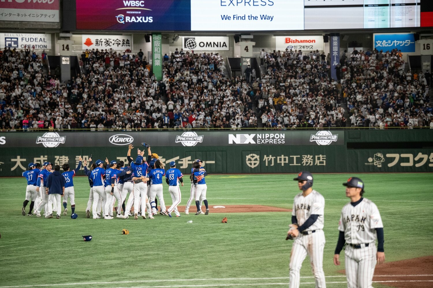 勝利の歓喜に湧く台湾ナインと、無念そうに引き上げる一塁ランナー森下翔太　©Nanae Suzuki