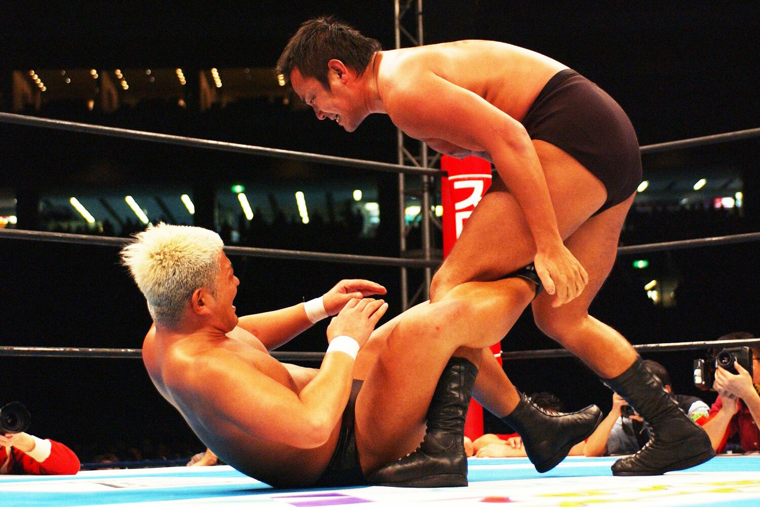 スピニングトーホールドで鈴木みのるを攻める西村修。2004年1月4日、東京ドーム　©Essei Hara