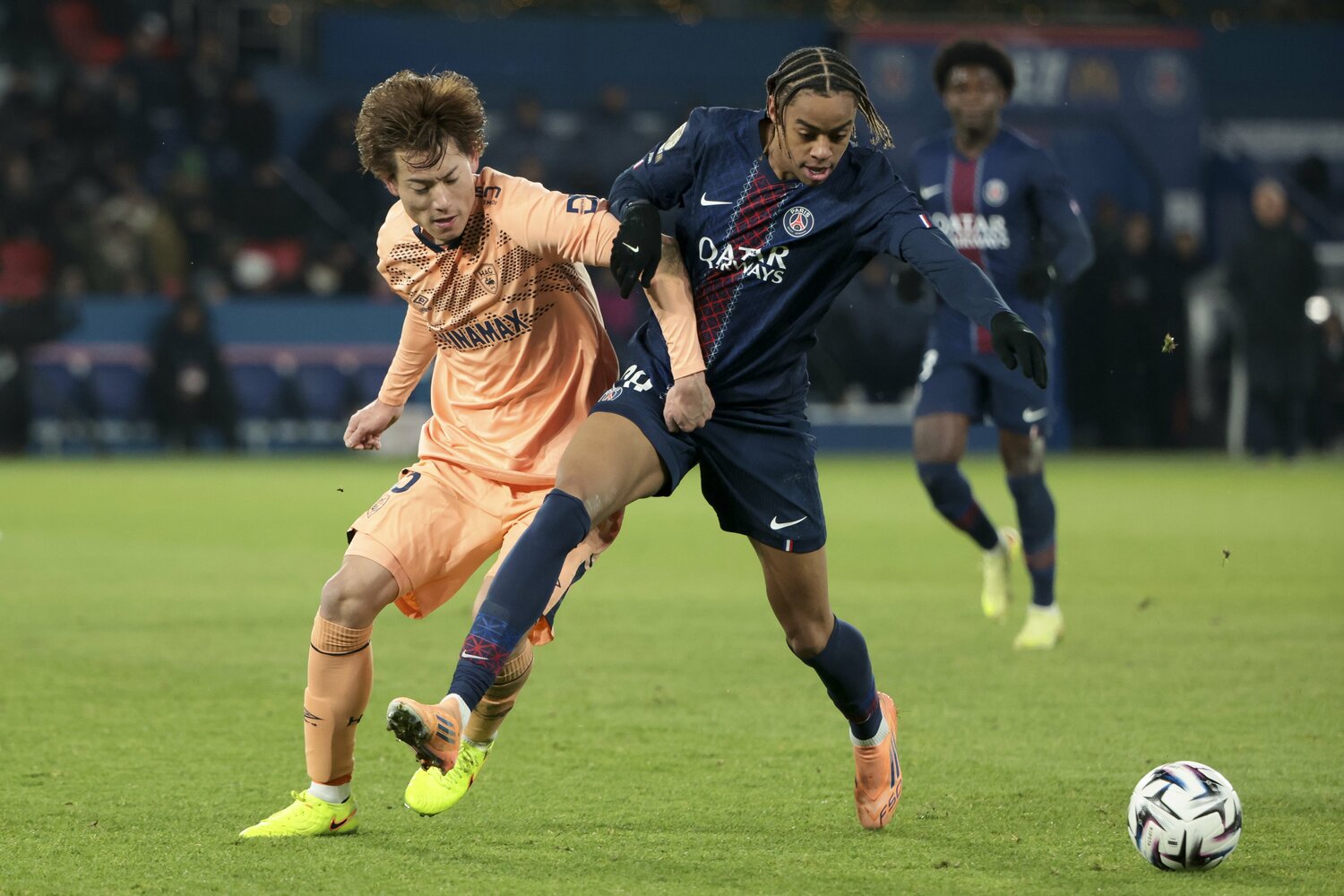 PSG戦でバルコラとマッチアップする瀬古　©Getty Images