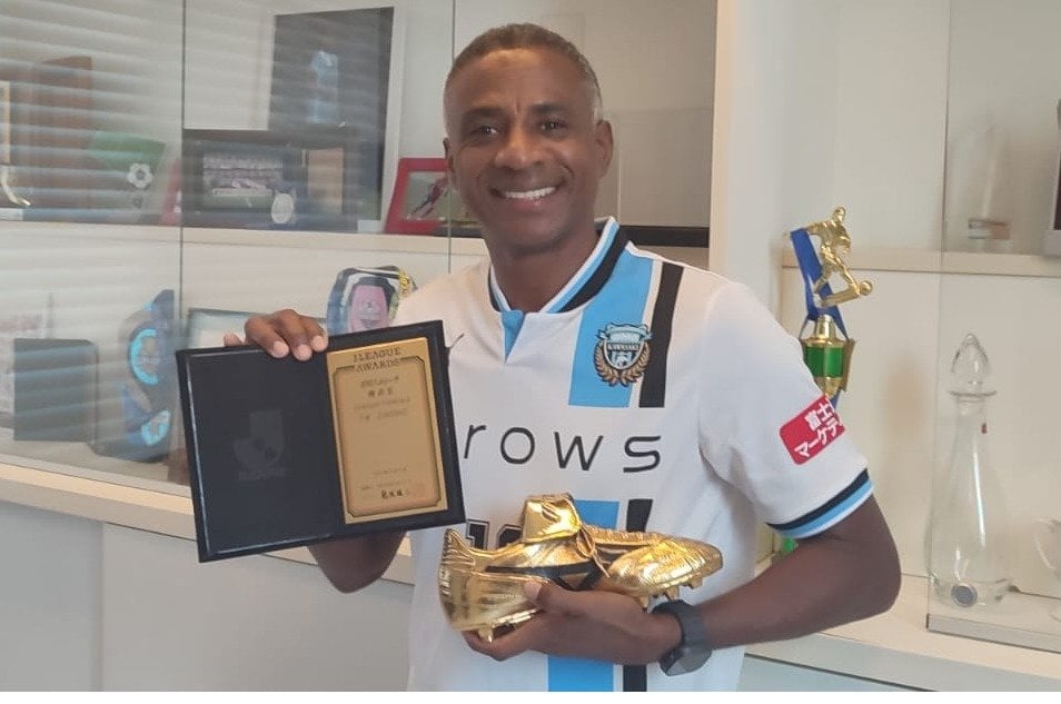 取材中にJ1得点王の楯、ゴールデンシューズとフロンターレユニを着用してくれたジュニーニョ ©Hiroaki Sawada