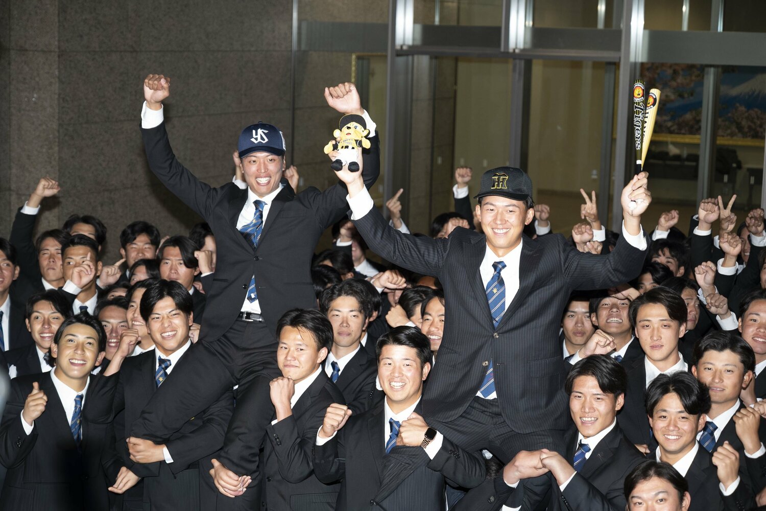 野球部の仲間たちに祝福される立石(右)と山崎 ©Keiji Ishikawa