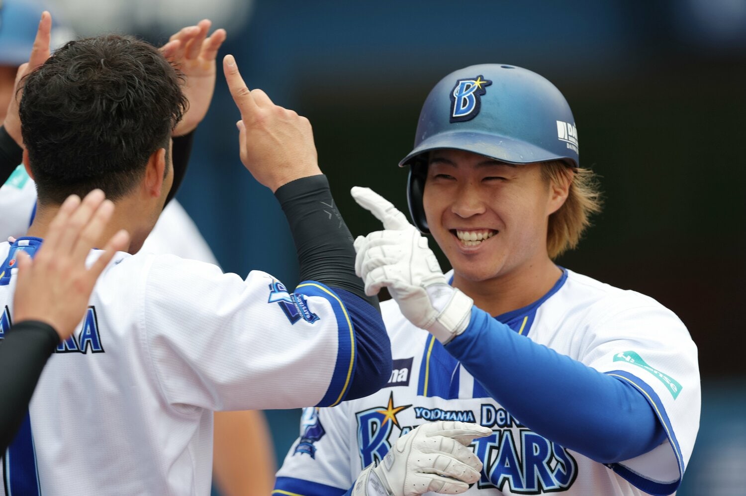 CSファーストステージ、初回にエラーを犯した石上はその裏に同点HRを放つ　©JIJI PRESS