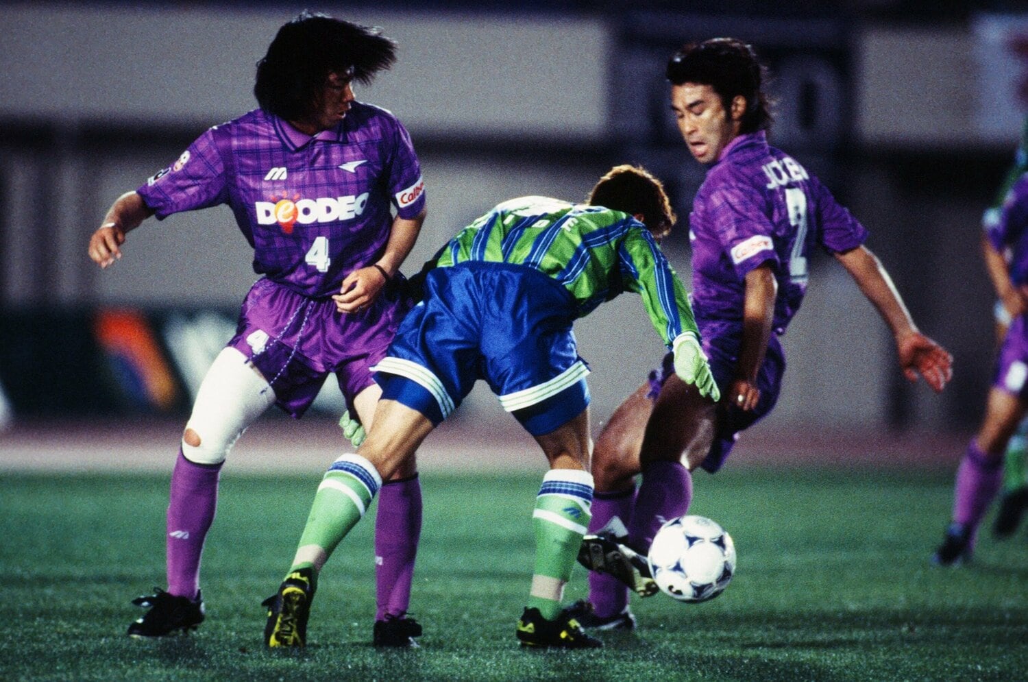 広島時代、ベルマーレの中田とデュエルする宮澤（右）　©J.LEAGUE