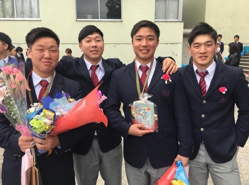 大阪朝鮮高時代の徐和真さん（左から2番目）と李承信（右）　