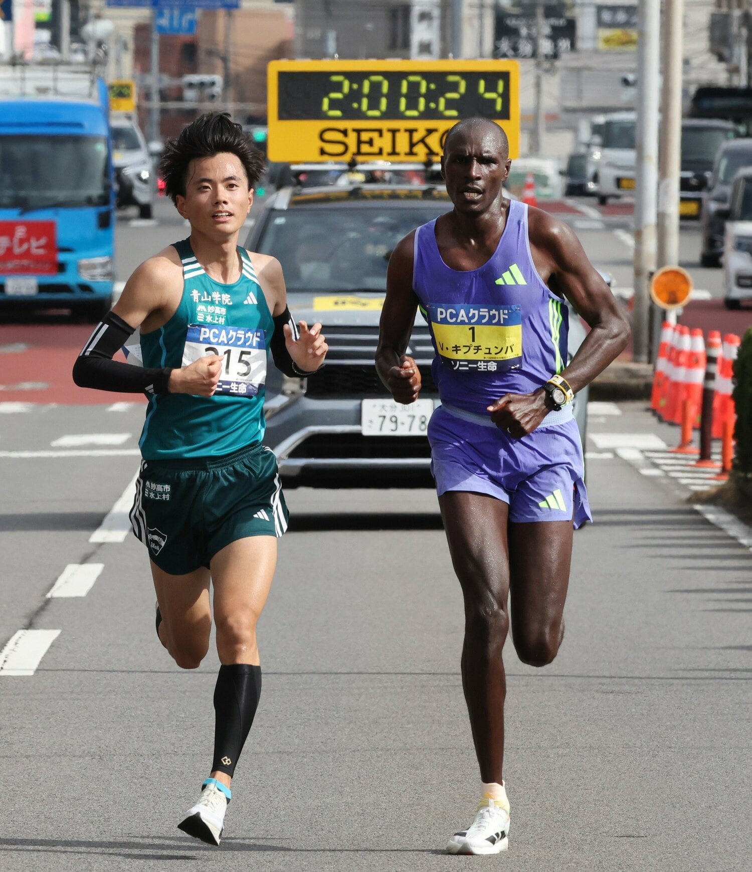 終盤は2時間4分台のベスト記録を持つキプチュンバとの一騎打ちに　©JIJI PRESS