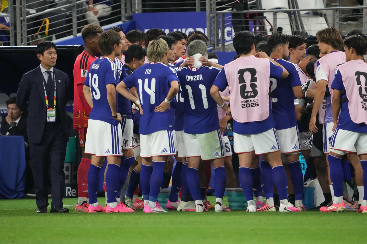 ハイドレーションブレイク中、あえて輪の周りで選手たちを観察する森保監督　©Masashi Hara