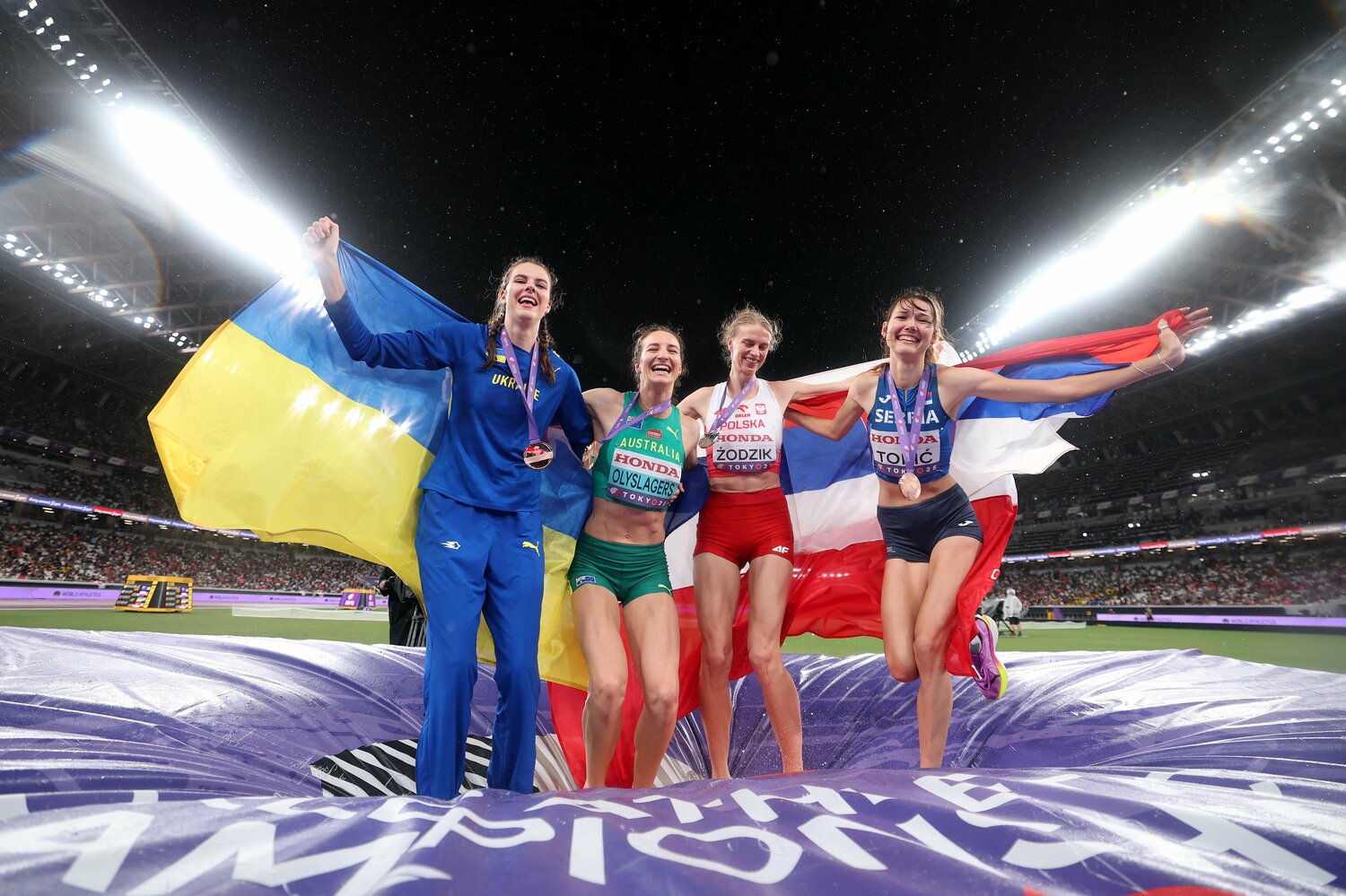 女子走高跳のメダリストたち。左からマフチク、オリスラガース、ジョジク、トピッチ　©Getty Images