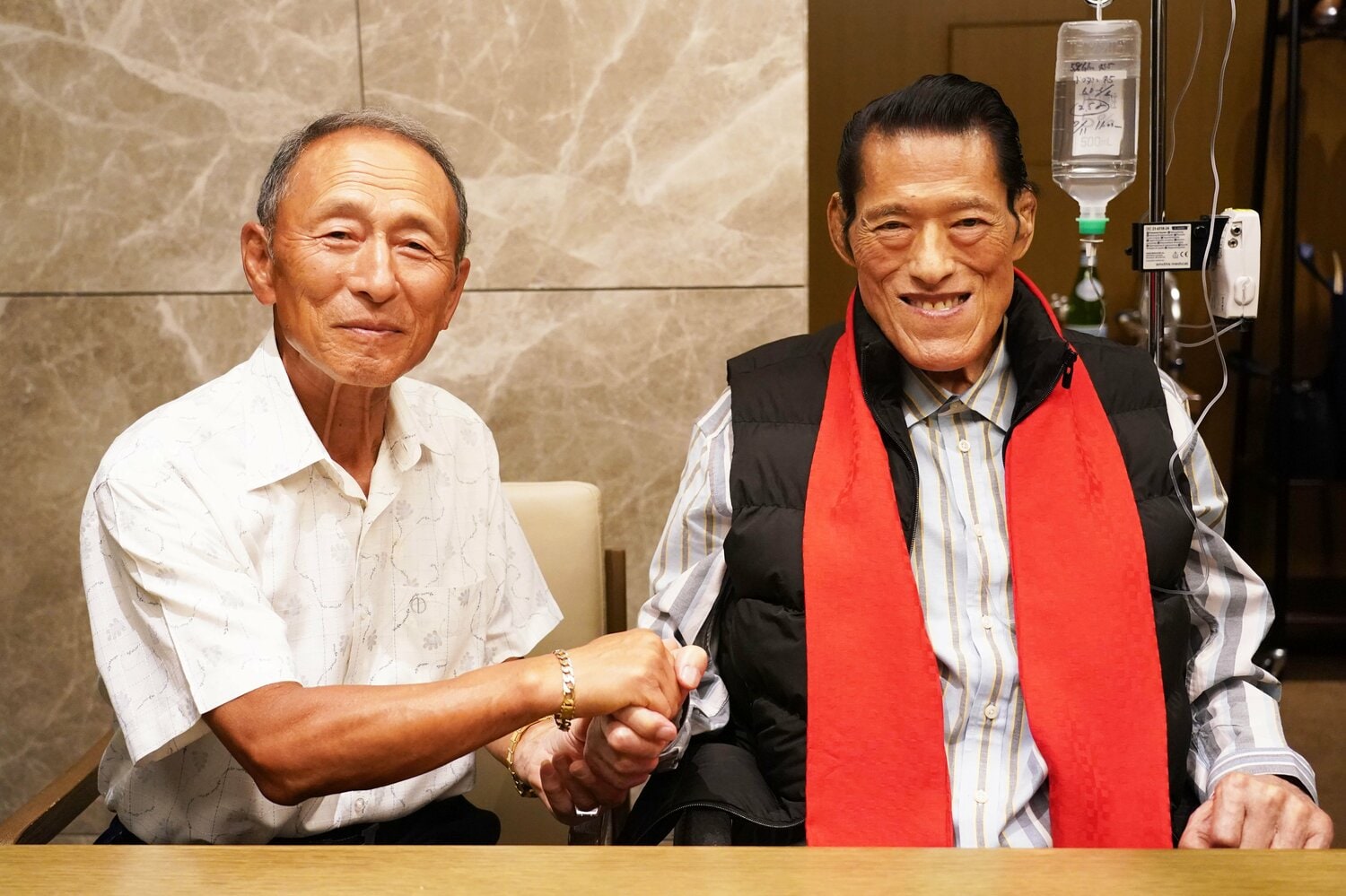 再会を喜ぶ野崎和夫さんとアントニオ猪木