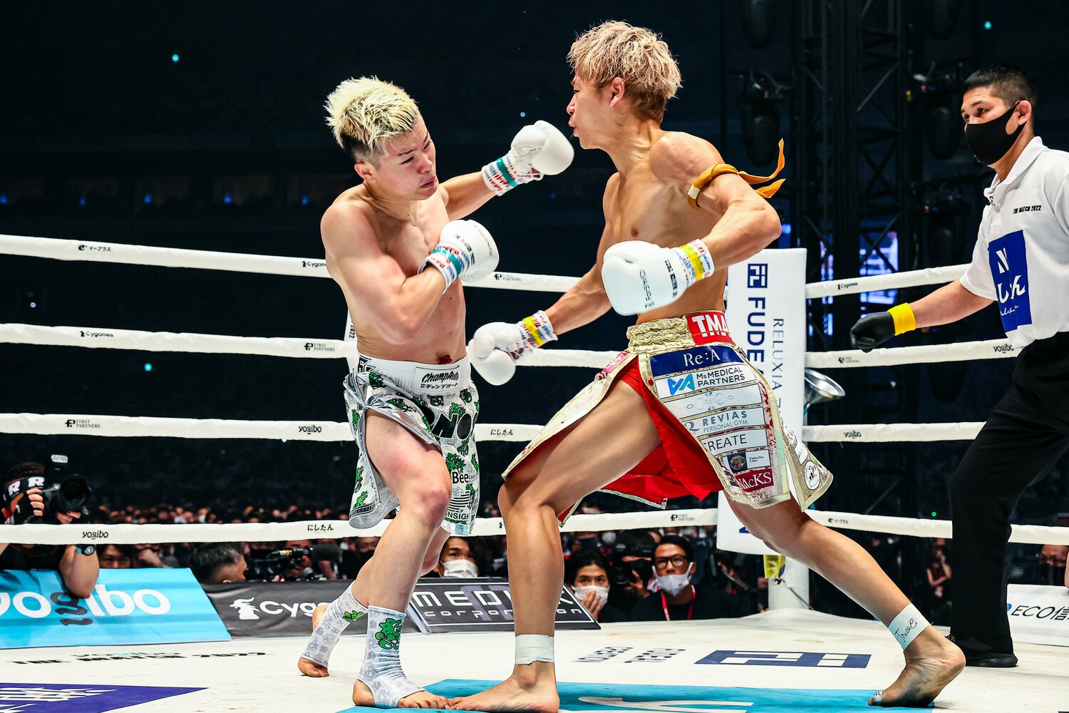 那須川天心の左フックが武尊にカウンターでヒットする決定的瞬間　©THE MATCH 2022/Susumu Nagao