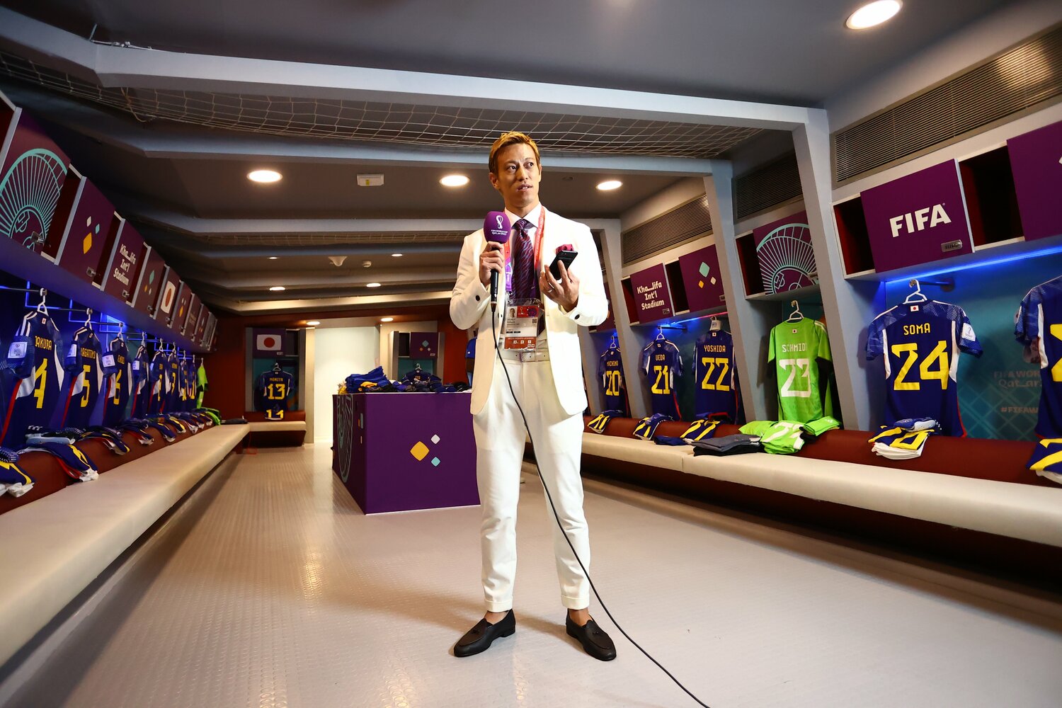 日本代表のローカールームから中継した本田圭佑 ©︎JFA/AFLO