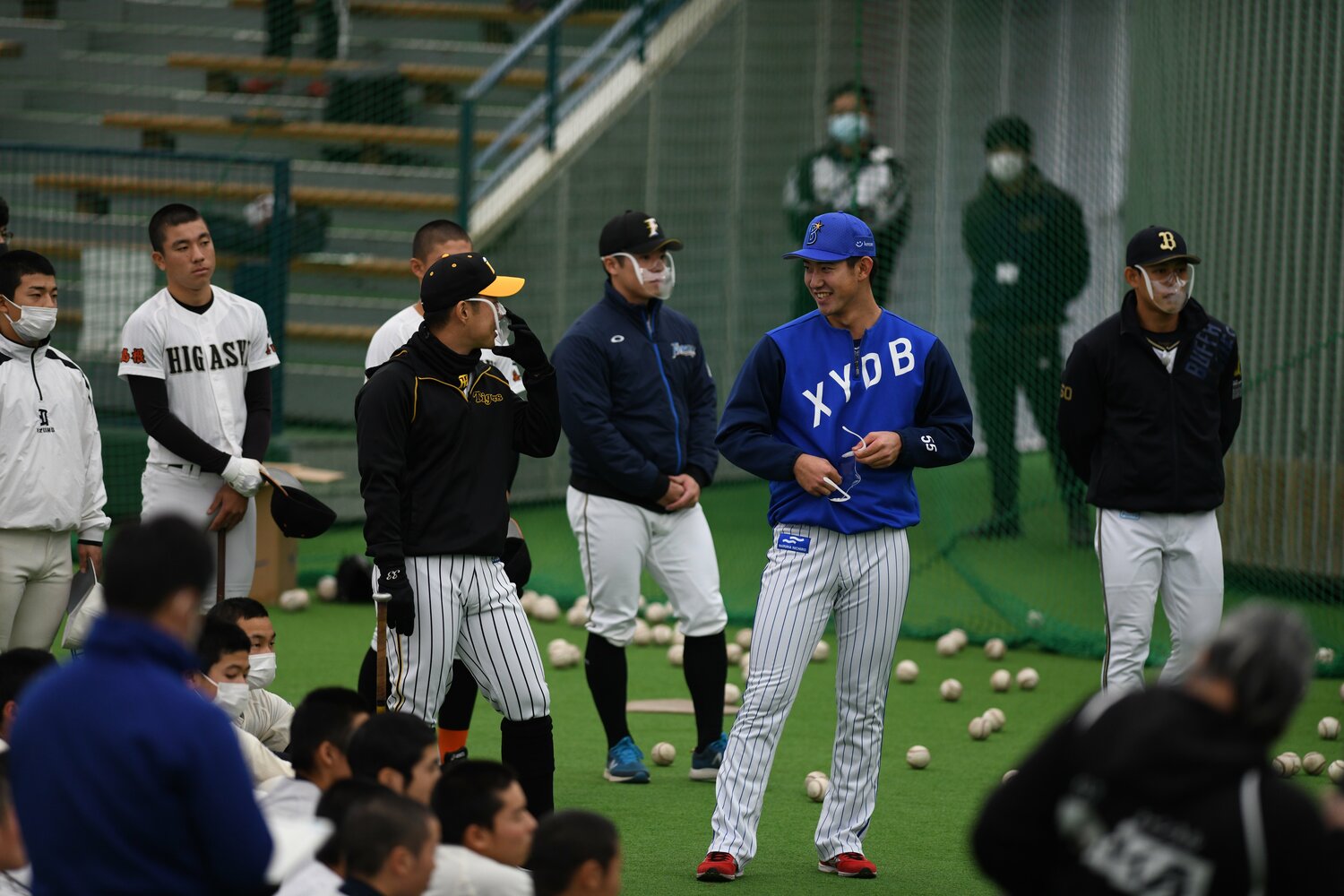 2021年、島根で開催されたプロアマ交流イベントで撮影。高校の先輩、糸原健斗（阪神）と談笑する田部隼人　©Kota Inoue