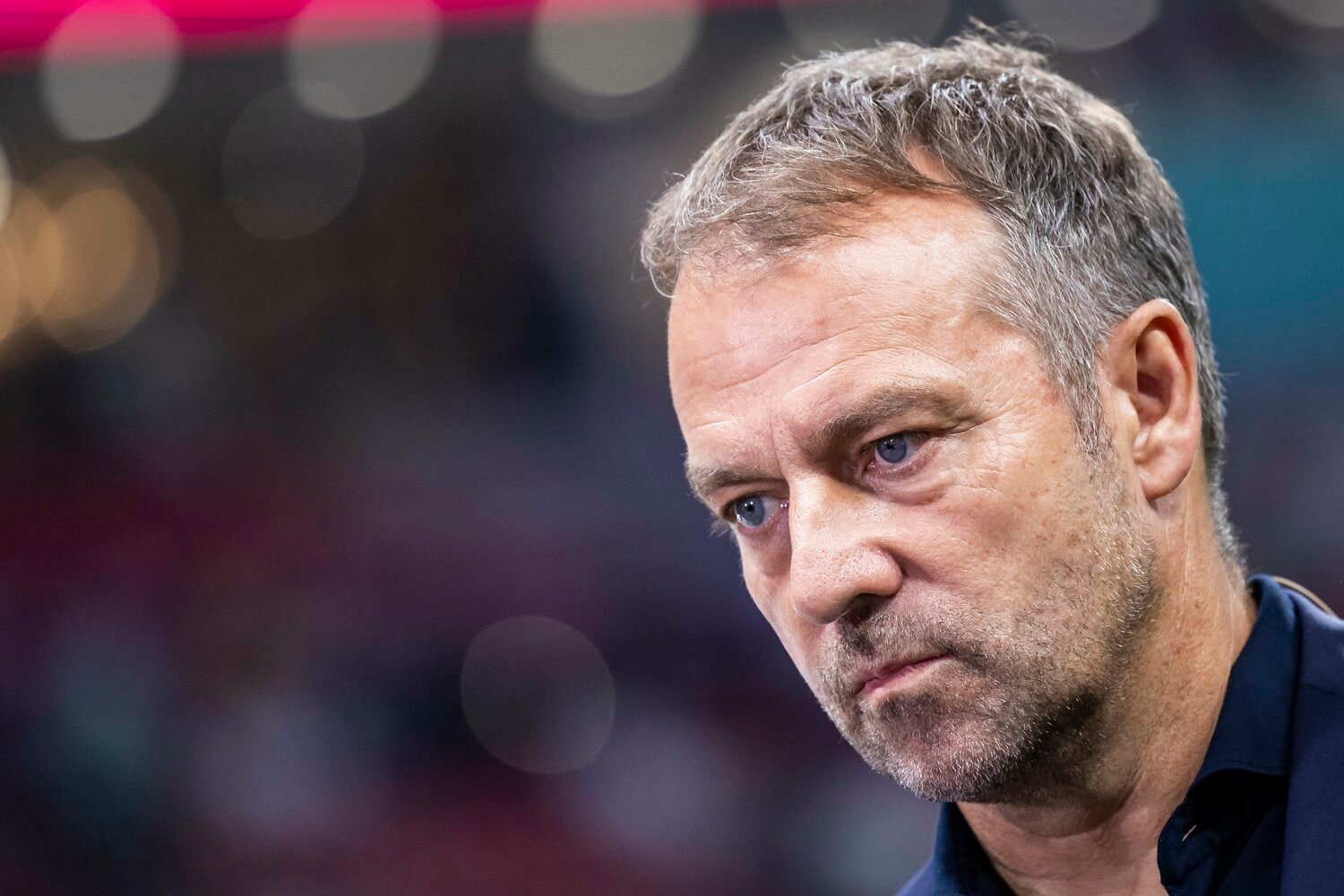 こわばった表情のフリック監督　©Getty Images