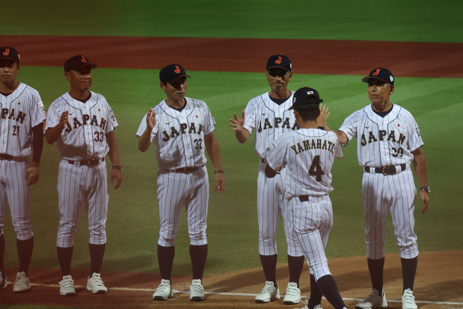 チームメイトとタッチする山畑。大会中に評価を上げたことは大きな意味を持つ　©Fumi Sawai