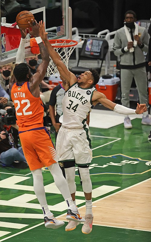 デアンドレ・エイトン（サンズ）のシュートをブロックするヤニス・アデトクンボ　©Getty Images