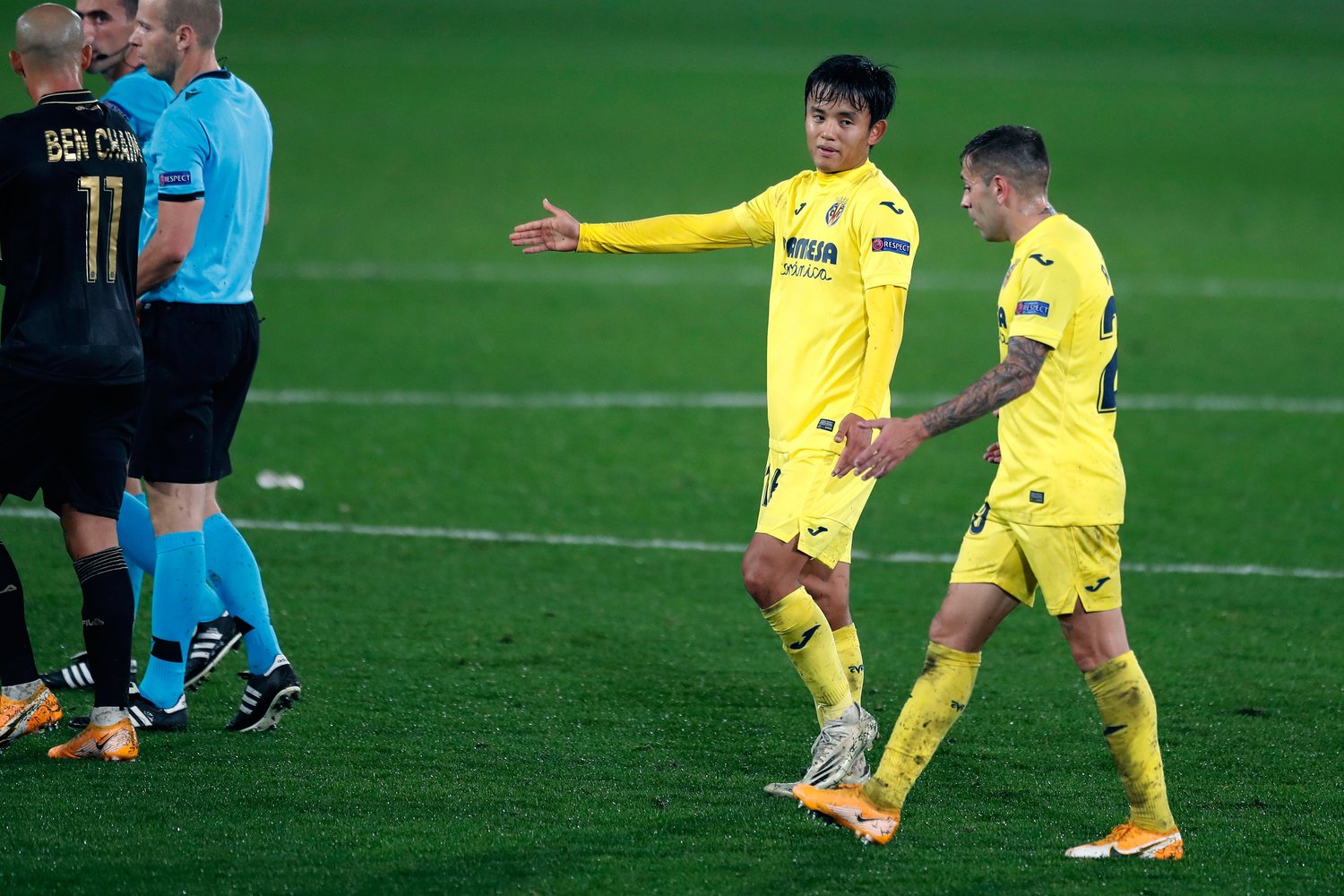 前半終了直後、チームメートと意見交換©Daisuke Nakashima