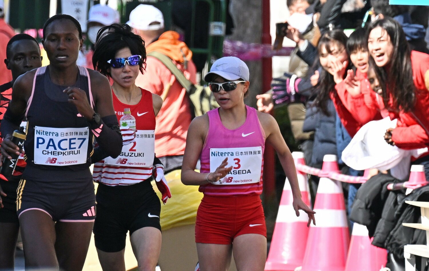 給水ができていない鈴木に、加世田がドリンクを手渡した瞬間　©JIJI PRESS