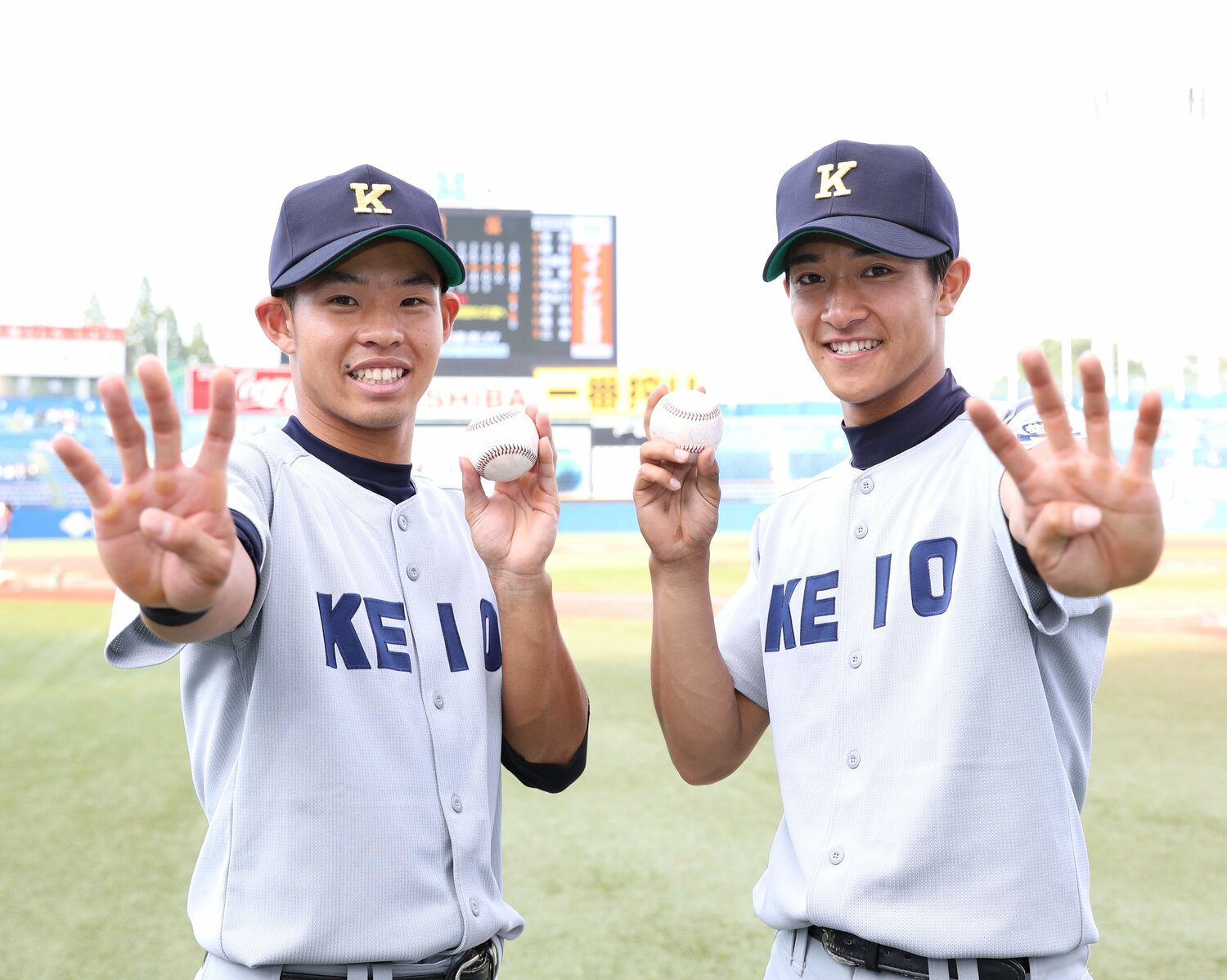 慶應大時代の柳町達（右）。2019年ドラフト会議でソフトバンク5位指名で入団 ©JIJI PRESS