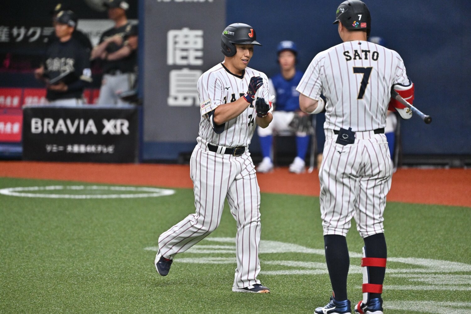 ボツになったほうの「お茶ポーズ」。3月2日のオリックス戦で茶碗を回すポーズをする吉田正尚 ©Hideki Sugiyama