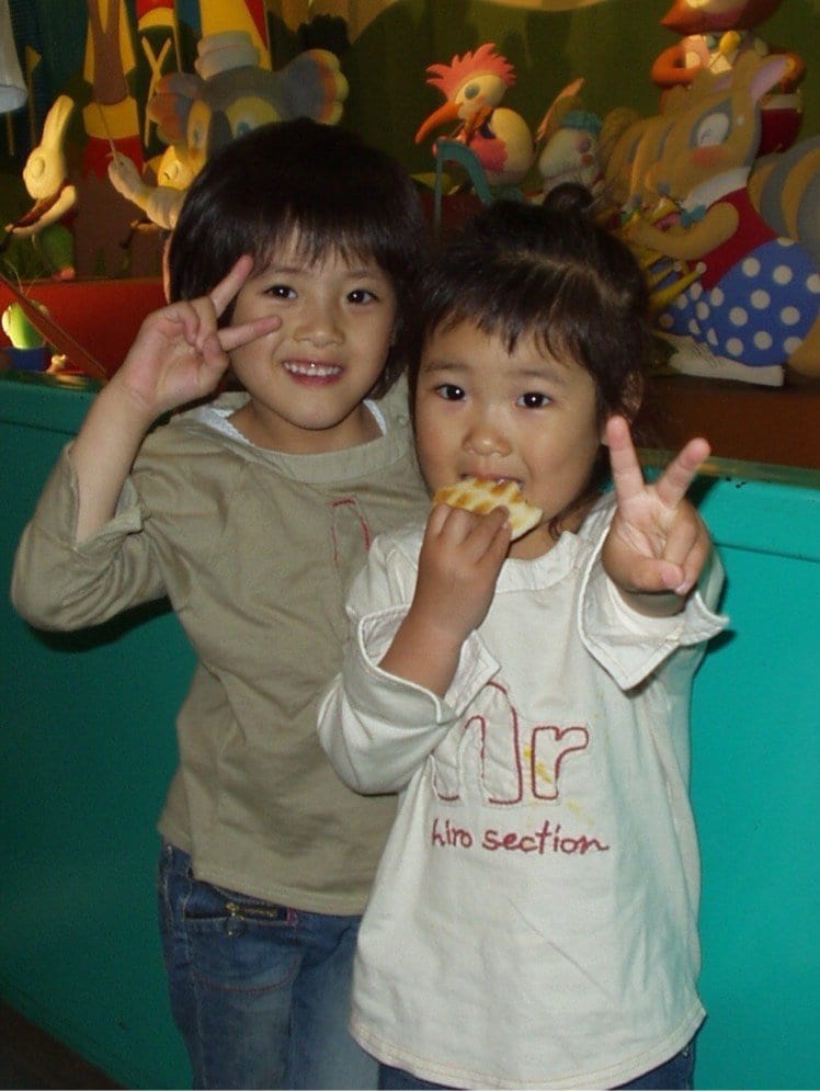 幼少時代の佐藤彩乃と淑乃。友だちのように仲の良い姉妹だった　（写真＝本人提供）