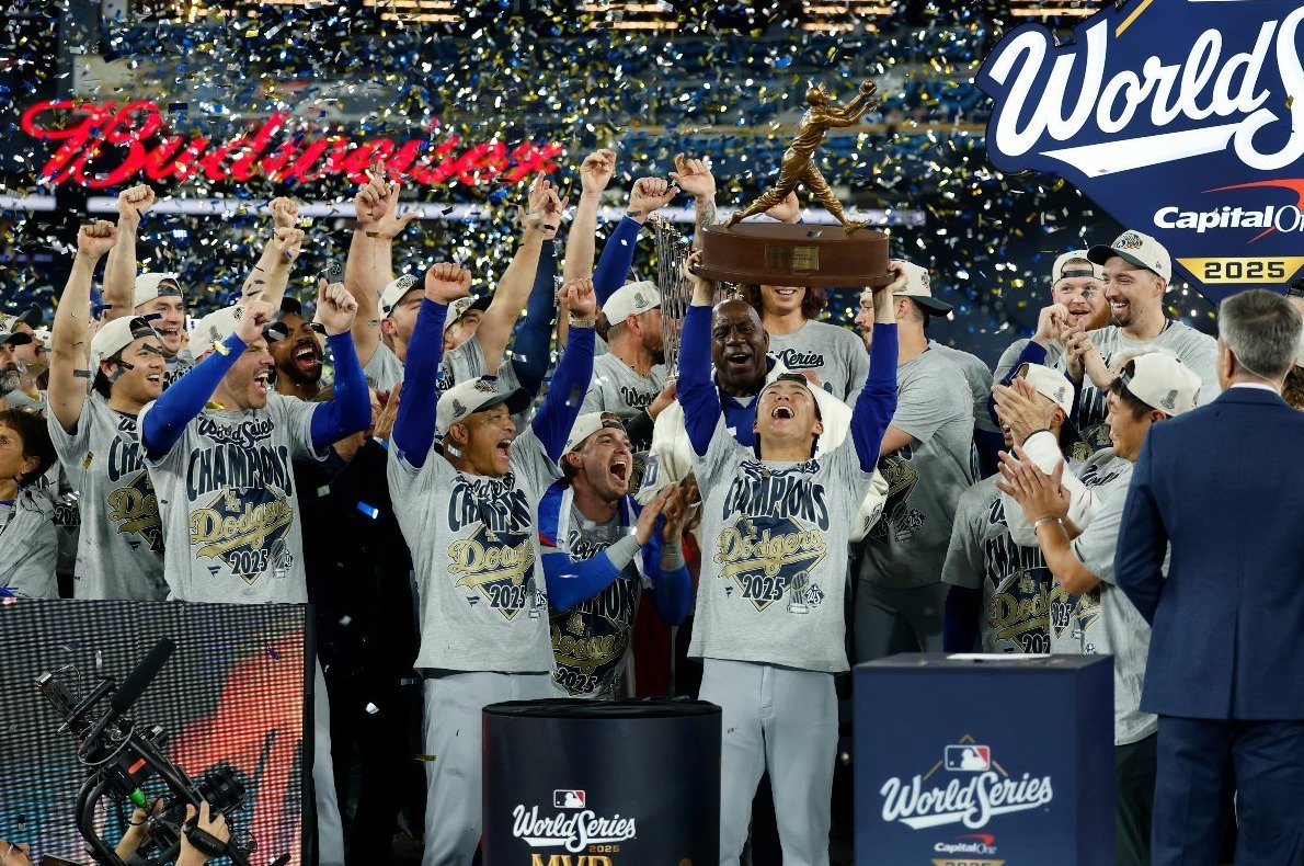 「史上最も勇敢で、覚悟のいる登板だった」“ワールドシリーズMVP”ドジャース山本由伸をカーショウが大絶賛「人格や覚悟はお金では買えない」＜Number Web＞ photograph by Yukihito Taguchi