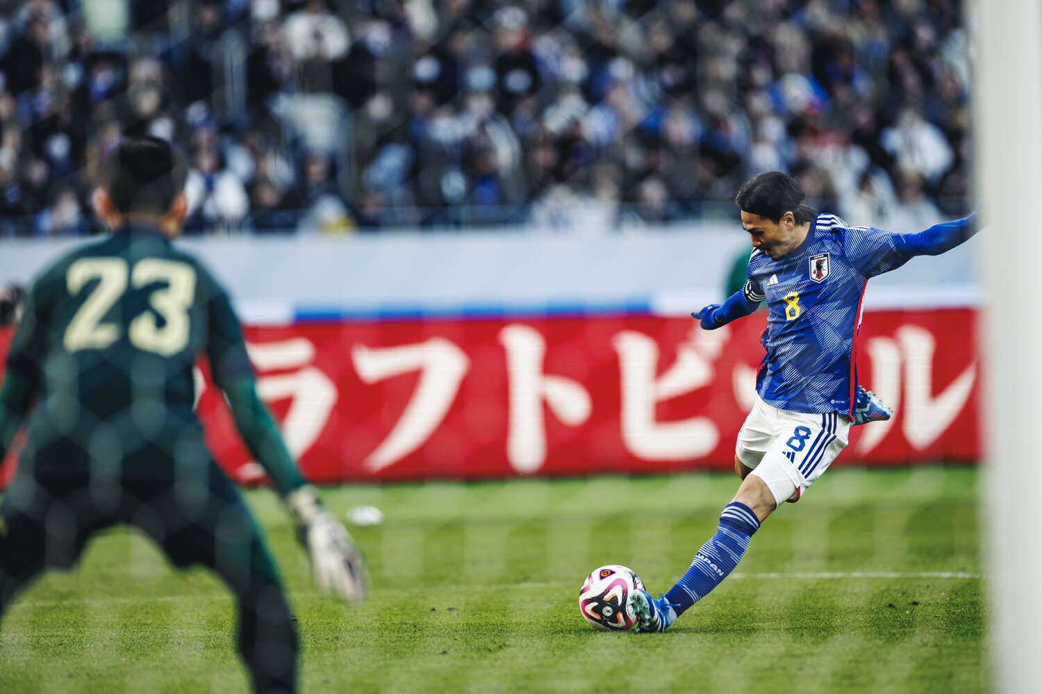 元日のタイ戦でも南野は「ポケット」を取る動きを見せていた　©Kiichi Matsumoto