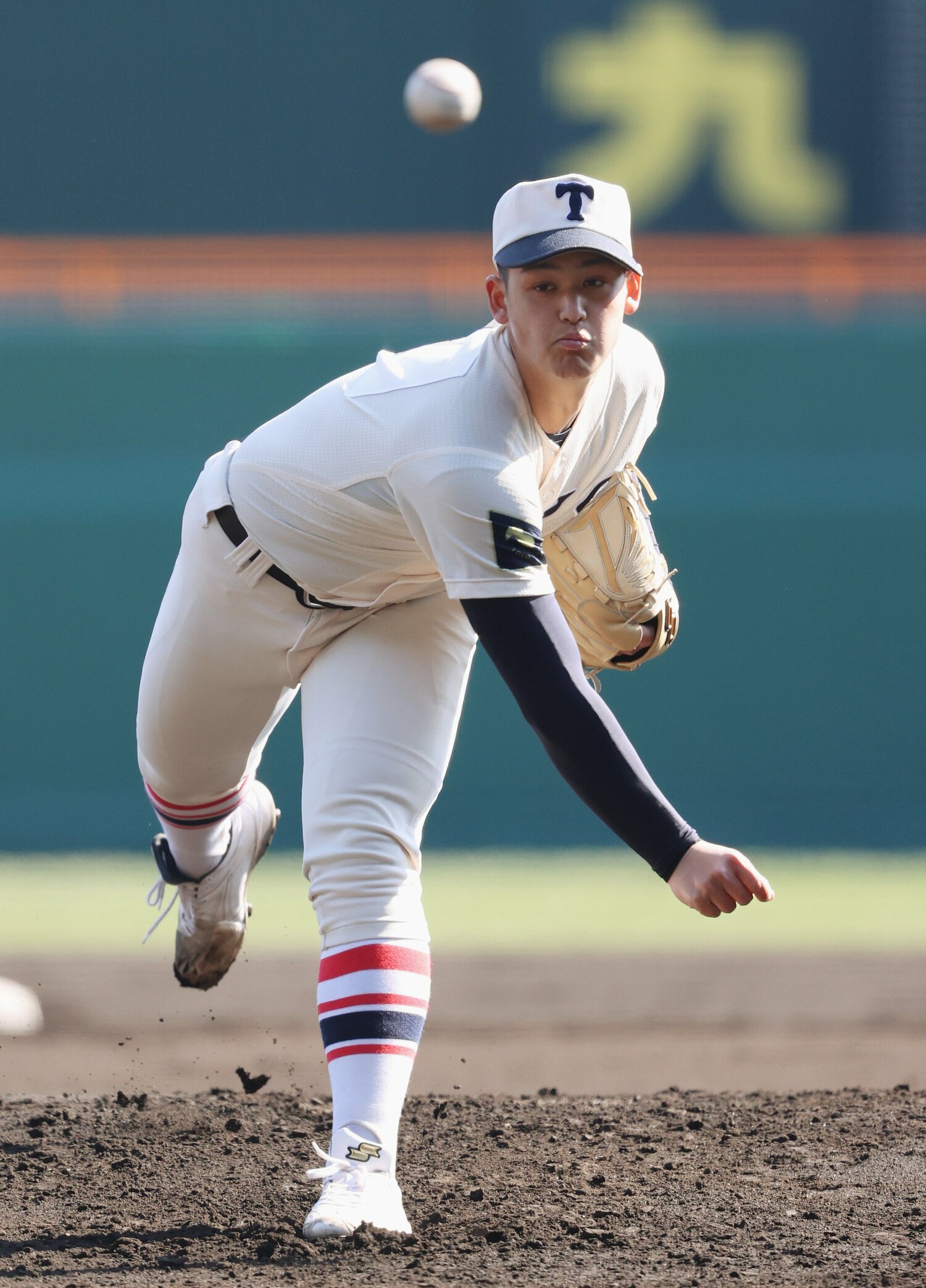 センバツでは優勝候補のチームのエースとして臨んだが…　©JIJI PRESS