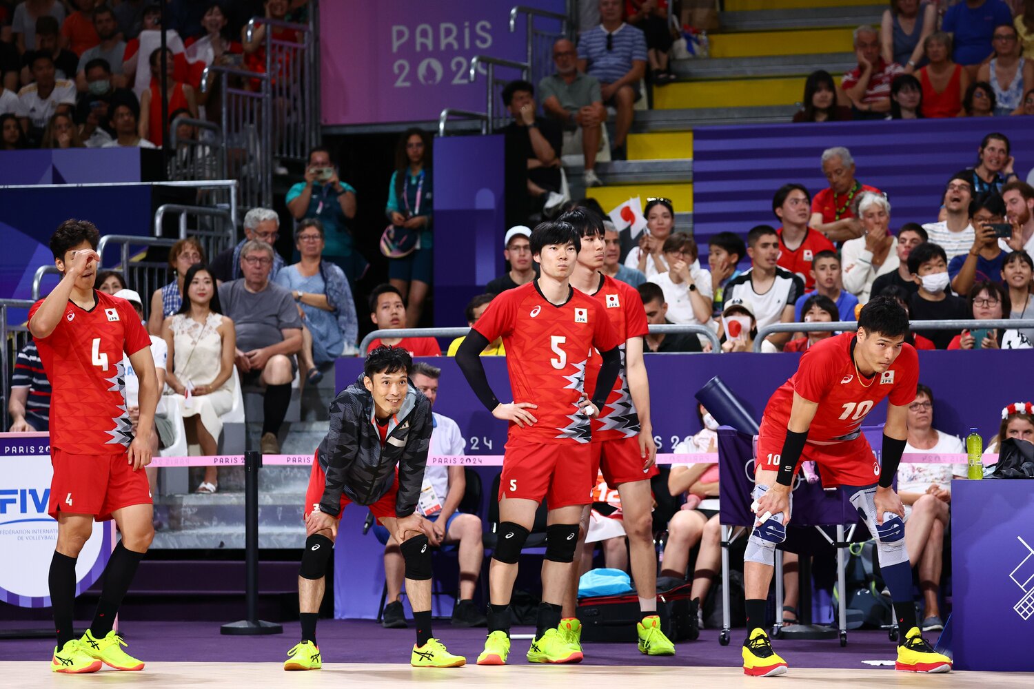 ベンチからチームを盛り立てる深津ら　©︎Ryosuke Menju/JMPA