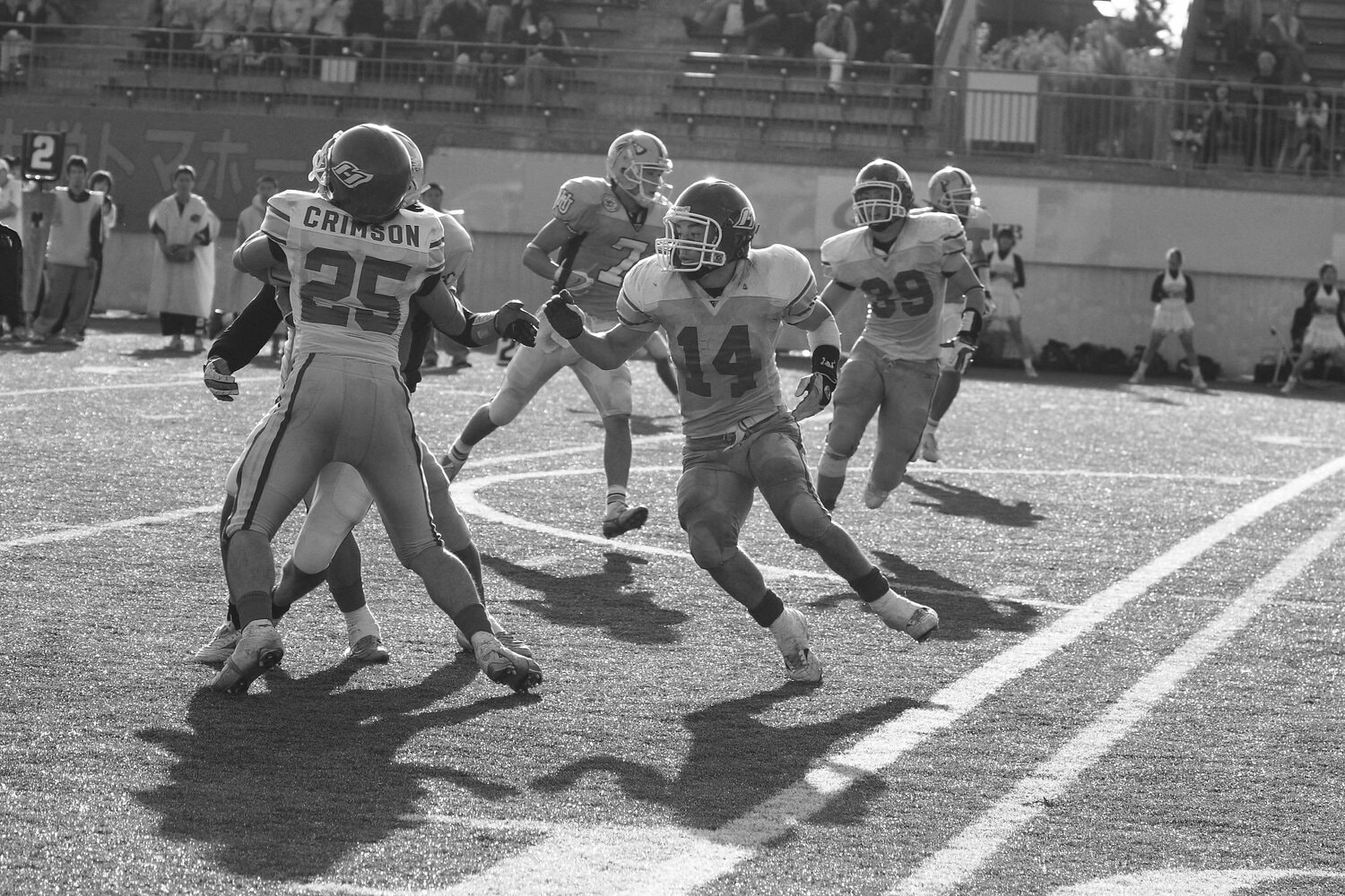 ディフェンスリーダーである常木（14番）を中心にした「カミカゼ」は法政大のオフェンスをシャットアウトしはじめる／取材対象者提供