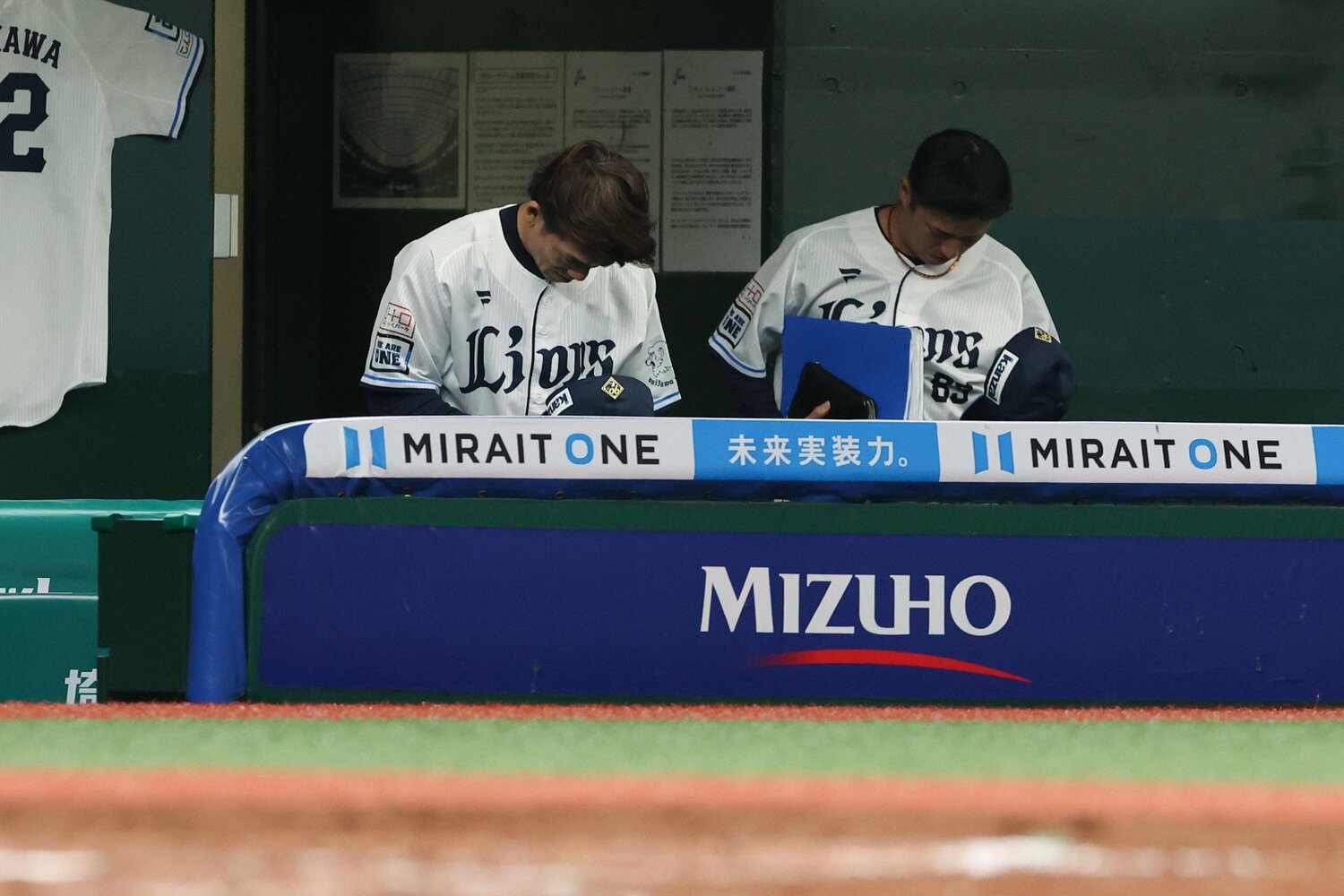 21日のロッテ戦後、松井監督と一緒にグラウンドに一礼を行う平石ヘッド　©JIJI PRESS