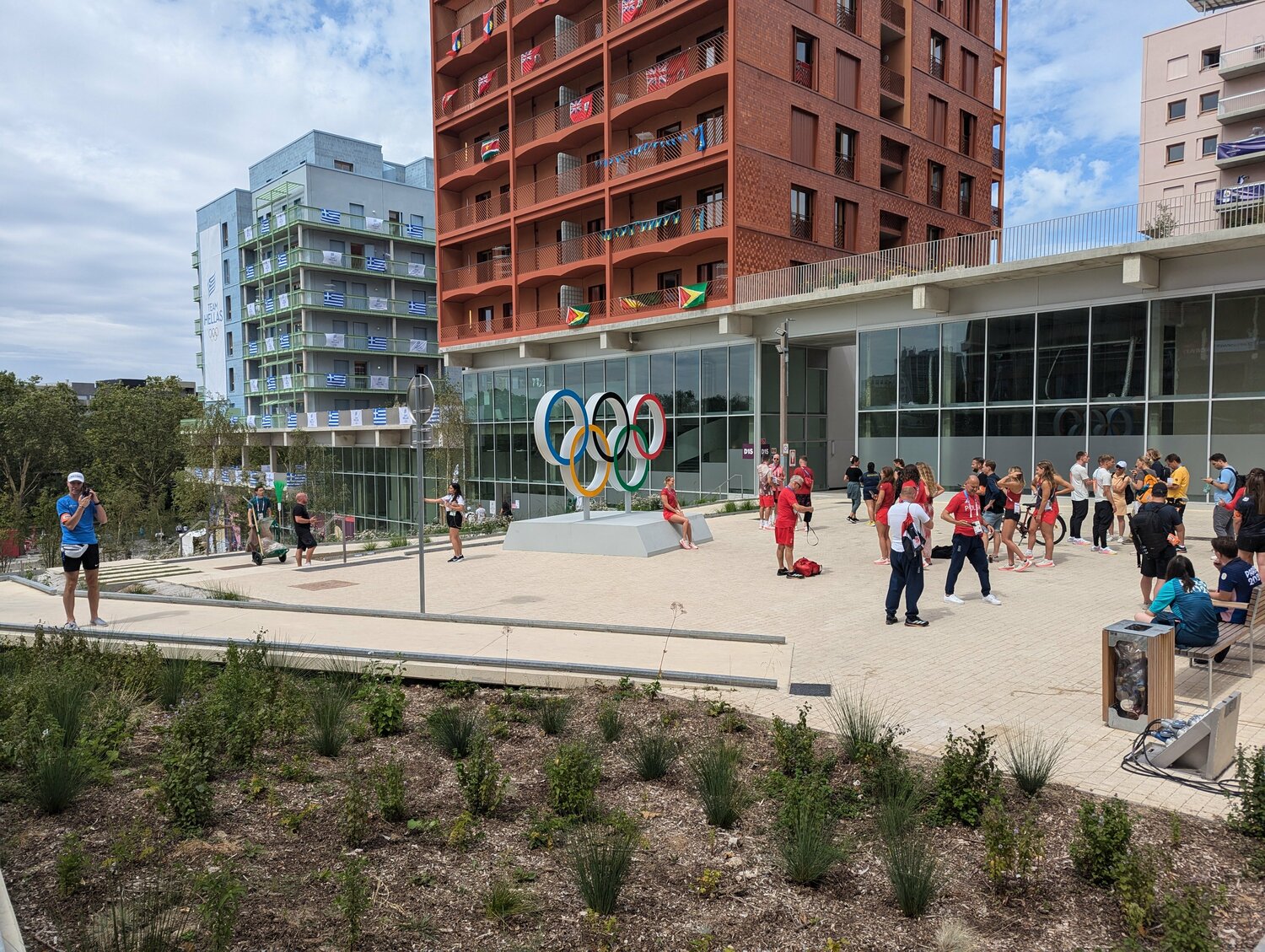 パリ五輪の選手村。オリンピックシンボルの前で記念撮影するアスリートも　©JMPA