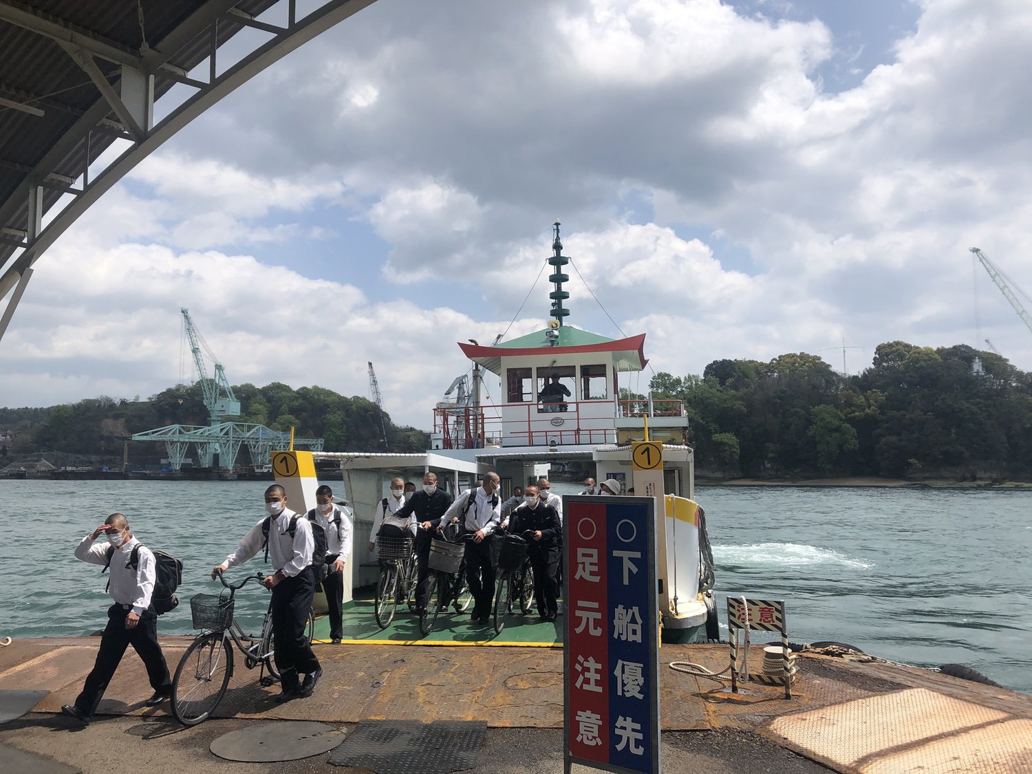 本州と向島を結ぶフェリーで登下校する学生たち。ラグビー部のメンバーは島内で寮生活を送っている　©︎Yu Takagi