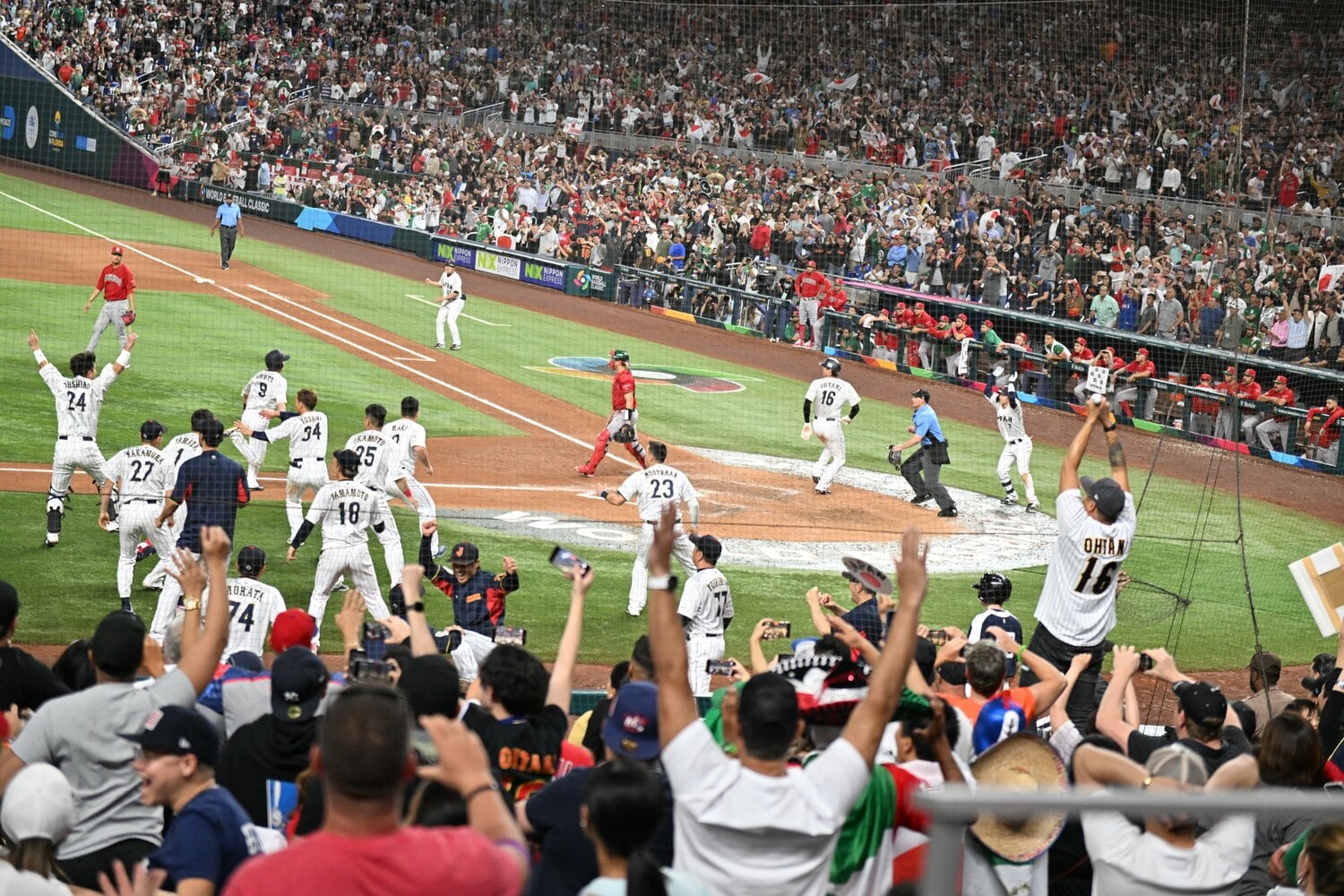WBC準決勝のメキシコ戦、サヨナラ勝ちの瞬間。ホームに帰還する「背番号9」が周東　©Naoya Sanuki