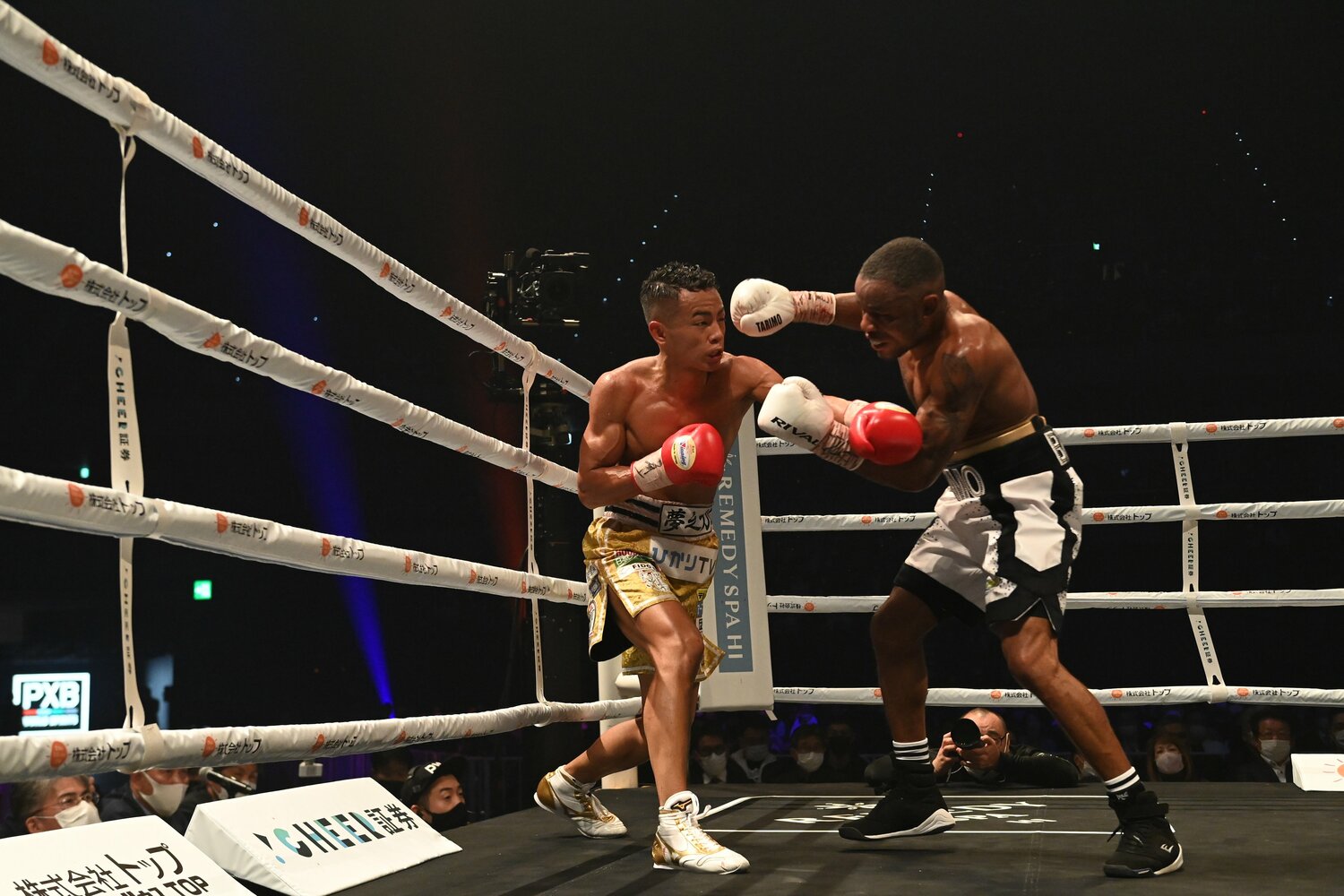 常に前進してくるタリモに、武居はカウンター ©PXB WORLD SPIRITS/フェニックスバトル・パートナーズ