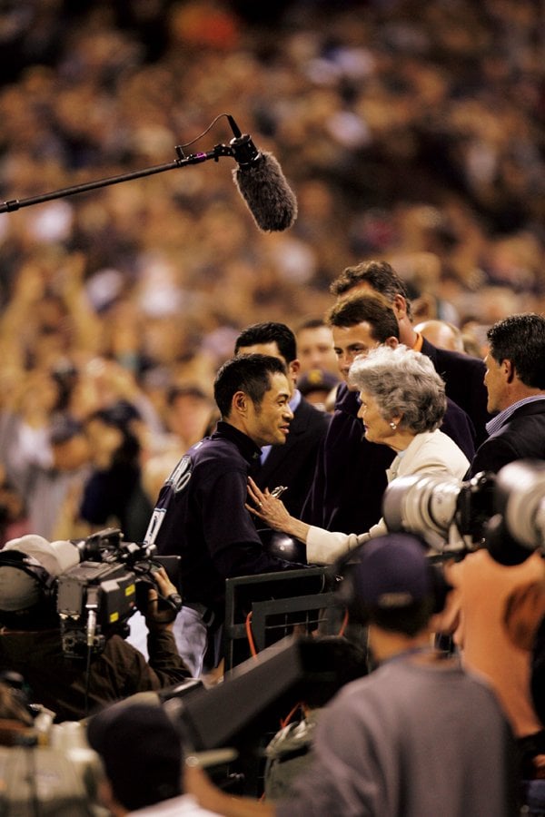 2004年10月1日。シアトルでシーズン最多安打記録を塗り替え、前記録保持者ジョージ・シスラーの長女フランシスさんと握手をした　Naoya Sanuki