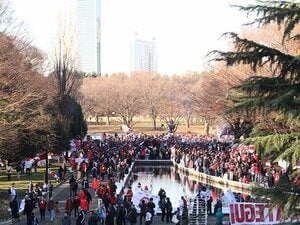 道頓堀に続き、代々木公園で大騒ぎ。リーベルサポを直撃、「日本、どう？」。