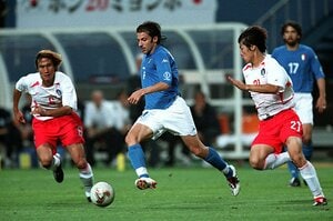 日韓W杯イタリアvs.韓国の内幕。ヒディンク参謀、勝因と“あのレッド判定”を激白