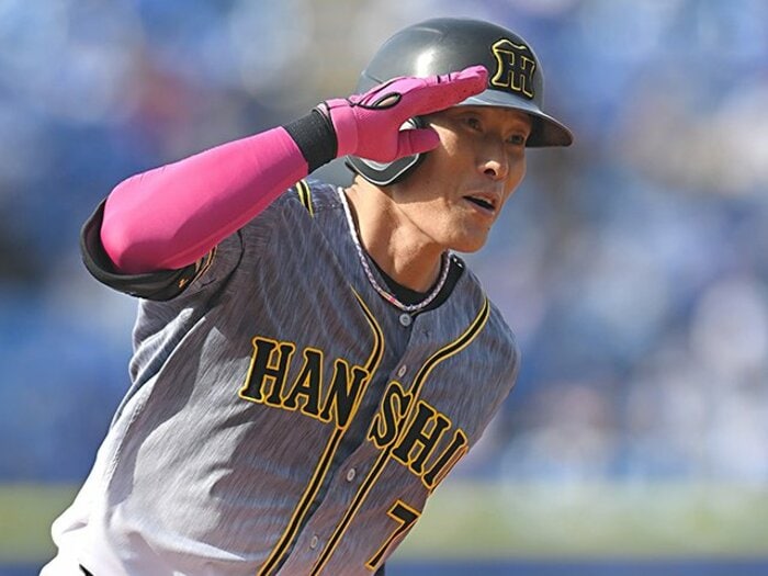 「有り難うございます。1本出ました」超人・糸井嘉男は律儀な男…今年で40歳、“近大の後輩”佐藤輝明から受けた刺激とは?<Number Web> photograph by Sankei Shimbun